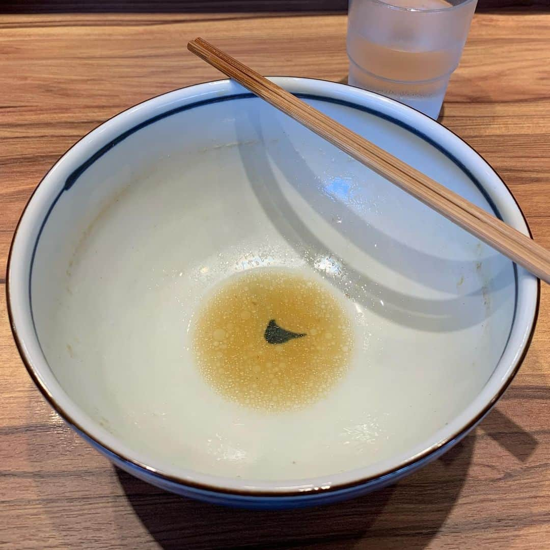 くろさんのインスタグラム写真 - (くろInstagram)「醤油そば🍜920円 大阪豊中の銘店が昨年自由が丘に移転してきたらしい。 で、いきなり食べログ百名店ラーメンTOKYO2020にも入っております🍜 ってことで、券売機左上をとりあえずw ちょいお腹いっぱいだったけど、無化調はゼロカロリーってことでスープも完飲www 只今、記名式で時間帯別に案内中なのでタイミングよく30分ぐらいで着丼でした。 #中華そば堀川 #醤油そば #食べログ百名店2020 #食べログ百名店ラーメンTOKYO #食べログ百名店ラーメンTOKYO2020 #自由が丘ラーメン #自由が丘ランチ #自由が丘グルメ #無化調はゼロカロリー #スープ完飲 #箸あげ #麺スタグラム」2月22日 14時39分 - m6bmw