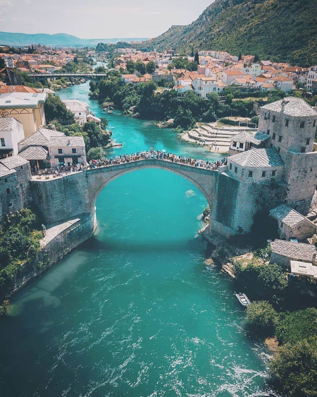 Padgramさんのインスタグラム写真 - (PadgramInstagram)「Have you ever visited Mostar? ❤ Share this stunning picture with your friends 😀 . Great picture by @adventure_cal ⭐⭐⭐ #pgdaily #pgstar #pgcounty #mostar #planetgo #planet #planetearth #amazing #awesome #nature #citybestpics #city_explore #eurotrip #traveleurope #mostarbridge」2月22日 14時47分 - planet.go