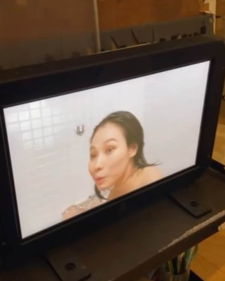 工藤采佳さんのインスタグラム写真 - (工藤采佳Instagram)「いつかの撮影中のオフショットたち🚿スライドしてね！ ちなみに、画質悪くてｽﾐﾏｾﾝ🙏  1.2枚目»たわいない会話の中で笑ってる  3枚目»次の動きを真剣に確認中  4枚目»シャンプーを洗い流すシャワーシーン   5枚目»撮影終了！お疲れ様でしたぁー！の後の会話。 メイクさん「メイク落としていきますか？」 私「そうですね！このままトリートメント洗い流すので、 一緒に顔も洗っちゃった方がいいですね！」 っていう、オフオフシーン。  6枚目»一瞬何かに取り憑かれた私…爆😏🤣  #セクシーショット#なのかな？ #セクシー に #見えない #笑 #水着 #下に着てます #チューブトップ #オフショット #メイキング #モデル #撮影 #仕事 #お仕事 #楽しい #大好き #いいね #よろしくお願いします #フォロー #嬉しい #ありがとう #コメント #いつもありがとう #嬉しいです #メッセージ #ありがとうございます #読んでます #たまに返事します #驚かせてすみません #本人です」2月22日 14時48分 - kudo__ayaka