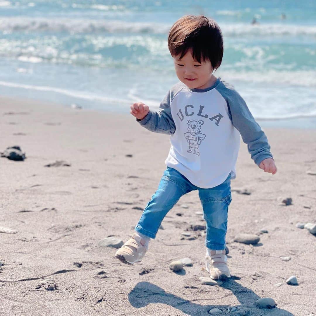 Kikuno Sayumiさんのインスタグラム写真 - (Kikuno SayumiInstagram)「〻seaside〻 ・ ・ ・ 週末あったかかったね〜☀️ お弁当を持って海に行ってきたよ。 （お弁当はパパ作。前夜から仕込んでいた🙏ありがたいっ） ・ 海に着いたら友達家族と偶然遭遇してびっっくりした👀 家族写真撮ってもらった😂 ・ コーデは上下　@a_trend_ld ゆるっとしたスウェットは薄手で今の季節にぴったり♡ ジャンスカも長めの丈で大人っぽく履けるよ☺️ ・ ・ #家族写真 👨‍👩‍👧‍👦 ・ ・ #姉弟#笑顔#ママリ#mamagirl#赤ちゃんのいる生活 #あおあら#family #familytime #familyphoto #デニムコーデ#親子リンクコーデ#リンクコーデ#海#seaside」2月22日 14時49分 - sayumikikuno