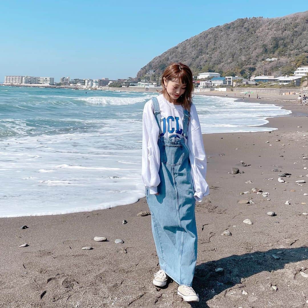 Kikuno Sayumiさんのインスタグラム写真 - (Kikuno SayumiInstagram)「〻seaside〻 ・ ・ ・ 週末あったかかったね〜☀️ お弁当を持って海に行ってきたよ。 （お弁当はパパ作。前夜から仕込んでいた🙏ありがたいっ） ・ 海に着いたら友達家族と偶然遭遇してびっっくりした👀 家族写真撮ってもらった😂 ・ コーデは上下　@a_trend_ld ゆるっとしたスウェットは薄手で今の季節にぴったり♡ ジャンスカも長めの丈で大人っぽく履けるよ☺️ ・ ・ #家族写真 👨‍👩‍👧‍👦 ・ ・ #姉弟#笑顔#ママリ#mamagirl#赤ちゃんのいる生活 #あおあら#family #familytime #familyphoto #デニムコーデ#親子リンクコーデ#リンクコーデ#海#seaside」2月22日 14時49分 - sayumikikuno