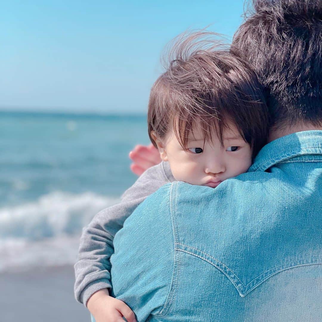 Kikuno Sayumiさんのインスタグラム写真 - (Kikuno SayumiInstagram)「〻seaside〻 ・ ・ ・ 週末あったかかったね〜☀️ お弁当を持って海に行ってきたよ。 （お弁当はパパ作。前夜から仕込んでいた🙏ありがたいっ） ・ 海に着いたら友達家族と偶然遭遇してびっっくりした👀 家族写真撮ってもらった😂 ・ コーデは上下　@a_trend_ld ゆるっとしたスウェットは薄手で今の季節にぴったり♡ ジャンスカも長めの丈で大人っぽく履けるよ☺️ ・ ・ #家族写真 👨‍👩‍👧‍👦 ・ ・ #姉弟#笑顔#ママリ#mamagirl#赤ちゃんのいる生活 #あおあら#family #familytime #familyphoto #デニムコーデ#親子リンクコーデ#リンクコーデ#海#seaside」2月22日 14時49分 - sayumikikuno