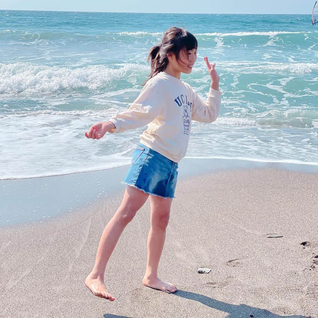 Kikuno Sayumiさんのインスタグラム写真 - (Kikuno SayumiInstagram)「〻seaside〻 ・ ・ ・ 週末あったかかったね〜☀️ お弁当を持って海に行ってきたよ。 （お弁当はパパ作。前夜から仕込んでいた🙏ありがたいっ） ・ 海に着いたら友達家族と偶然遭遇してびっっくりした👀 家族写真撮ってもらった😂 ・ コーデは上下　@a_trend_ld ゆるっとしたスウェットは薄手で今の季節にぴったり♡ ジャンスカも長めの丈で大人っぽく履けるよ☺️ ・ ・ #家族写真 👨‍👩‍👧‍👦 ・ ・ #姉弟#笑顔#ママリ#mamagirl#赤ちゃんのいる生活 #あおあら#family #familytime #familyphoto #デニムコーデ#親子リンクコーデ#リンクコーデ#海#seaside」2月22日 14時49分 - sayumikikuno