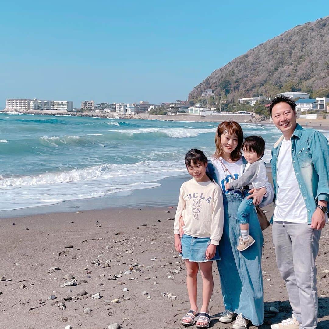 Kikuno Sayumiさんのインスタグラム写真 - (Kikuno SayumiInstagram)「〻seaside〻 ・ ・ ・ 週末あったかかったね〜☀️ お弁当を持って海に行ってきたよ。 （お弁当はパパ作。前夜から仕込んでいた🙏ありがたいっ） ・ 海に着いたら友達家族と偶然遭遇してびっっくりした👀 家族写真撮ってもらった😂 ・ コーデは上下　@a_trend_ld ゆるっとしたスウェットは薄手で今の季節にぴったり♡ ジャンスカも長めの丈で大人っぽく履けるよ☺️ ・ ・ #家族写真 👨‍👩‍👧‍👦 ・ ・ #姉弟#笑顔#ママリ#mamagirl#赤ちゃんのいる生活 #あおあら#family #familytime #familyphoto #デニムコーデ#親子リンクコーデ#リンクコーデ#海#seaside」2月22日 14時49分 - sayumikikuno