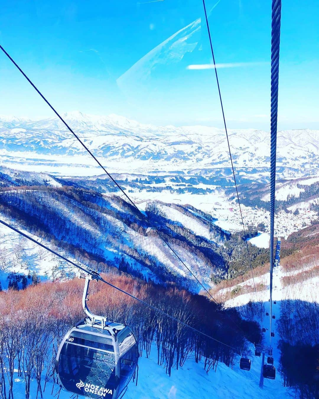 三星マナミさんのインスタグラム写真 - (三星マナミInstagram)「・ ・ 一気に春めいている雪山🏔🌸  キンッ冷たい空気でもう一踏ん張り軽い雪をキープしたい思いもあるけど  春らしい青空🏔🌞 暖かい太陽に当たりながらザラメ雪を楽しむスプリングスノーシーズンの到来もまた楽しいよねっ💕  #私をスキーに連れてって   さてっ😊 今週土曜日は私が担当するBCツアー⛷🏂💕 レディースBC-ステップアップ 【ウィルダネスクラス】  春のBCには 春の楽しさがあります🤗  #自然と繋がる自分と繋がる   そんな贅沢な時間を一緒に過ごしていきましょう💖  （💫新規エントリーについて） 以下の参加条件をクリアされている方は受付け可能です😊 是非DM下さい💛  🌿雪崩レスキュー用具（ビーコン・プローブ・ショベル）を活用したワークショップの体験経験がある方 🌿コンパスハウスが開催するビギナーBCに参加された方  ============== 只今っっ 長野県では #長野県限定 民家族宿泊割とスキーリフト券半額キャンペーン実施中📣✨ ==============  *:.＊.:*:｡∞｡:*:.＊.:*:｡∞｡:*:.＊.:*  @roxyjapan @oakleyjapan @gosnowresort   #2月 #ウィンターシーズン #春雪 #自然と繋がる #外遊び  #外遊びが大好き #bc #bc女子 #バックカントリー #バックカントリーツアー #アンバサダー #長野 #野沢温泉 #野沢温泉スキー場 #オリンピアン #ママアスリート #ママ #三児のママ #上野眞奈美 #信州スノーリゾートアンバサダー #信州スノーリゾート #コンパスハウス #roxy #roxyjapan #roxysnow #oakley #oakleyjapan」2月22日 14時55分 - mana_uen00116