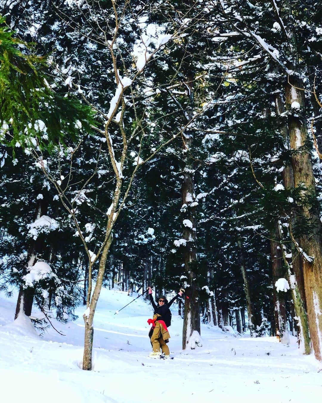 三星マナミさんのインスタグラム写真 - (三星マナミInstagram)「・ ・ 一気に春めいている雪山🏔🌸  キンッ冷たい空気でもう一踏ん張り軽い雪をキープしたい思いもあるけど  春らしい青空🏔🌞 暖かい太陽に当たりながらザラメ雪を楽しむスプリングスノーシーズンの到来もまた楽しいよねっ💕  #私をスキーに連れてって   さてっ😊 今週土曜日は私が担当するBCツアー⛷🏂💕 レディースBC-ステップアップ 【ウィルダネスクラス】  春のBCには 春の楽しさがあります🤗  #自然と繋がる自分と繋がる   そんな贅沢な時間を一緒に過ごしていきましょう💖  （💫新規エントリーについて） 以下の参加条件をクリアされている方は受付け可能です😊 是非DM下さい💛  🌿雪崩レスキュー用具（ビーコン・プローブ・ショベル）を活用したワークショップの体験経験がある方 🌿コンパスハウスが開催するビギナーBCに参加された方  ============== 只今っっ 長野県では #長野県限定 民家族宿泊割とスキーリフト券半額キャンペーン実施中📣✨ ==============  *:.＊.:*:｡∞｡:*:.＊.:*:｡∞｡:*:.＊.:*  @roxyjapan @oakleyjapan @gosnowresort   #2月 #ウィンターシーズン #春雪 #自然と繋がる #外遊び  #外遊びが大好き #bc #bc女子 #バックカントリー #バックカントリーツアー #アンバサダー #長野 #野沢温泉 #野沢温泉スキー場 #オリンピアン #ママアスリート #ママ #三児のママ #上野眞奈美 #信州スノーリゾートアンバサダー #信州スノーリゾート #コンパスハウス #roxy #roxyjapan #roxysnow #oakley #oakleyjapan」2月22日 14時55分 - mana_uen00116
