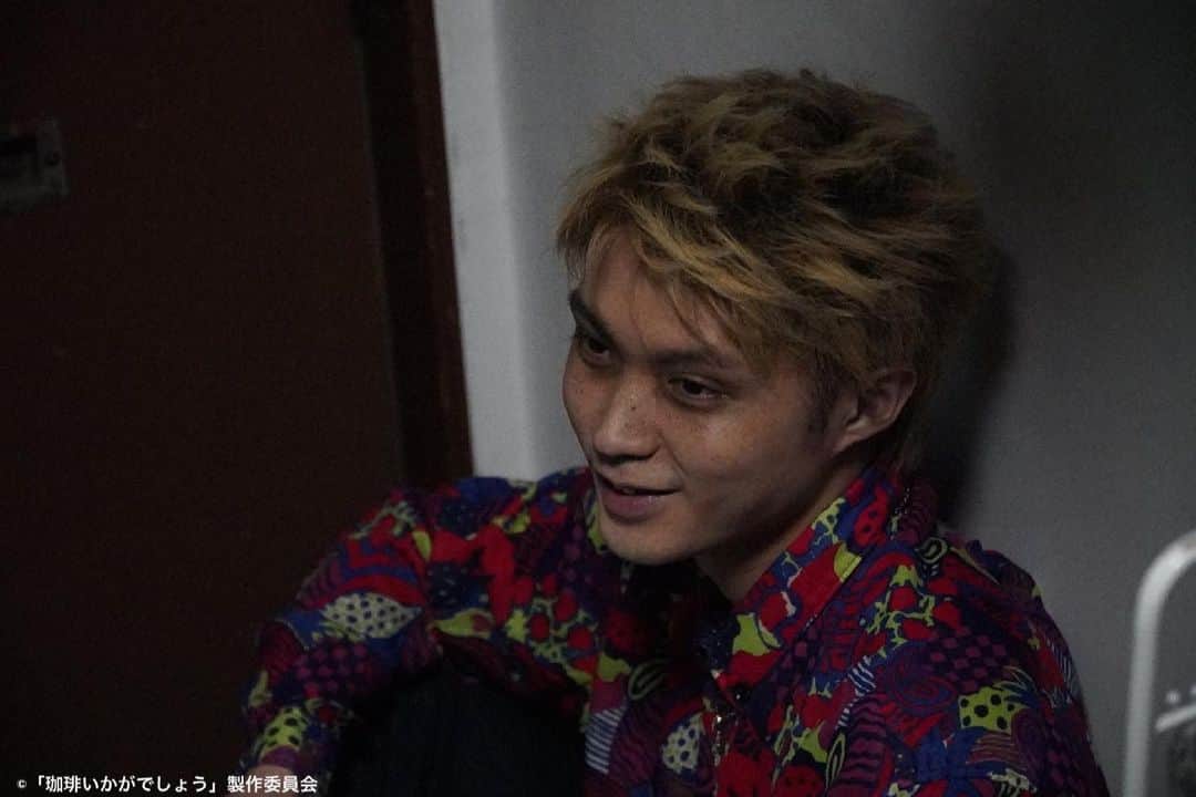 のインスタグラム：「#珈琲いかがでしょう ☕️  #磯村勇斗 さん演じるのは 怪しい男・杉三平(通称:ぺい)  青山(#中村倫也)を なにやら追っているようですが まだまだ謎に包まれています…🍬  青山との過去、一体何が🤔？  4月5日(月) #テレビ東京 系にてスタートです‼️ 是非ご覧ください🐙☕️」