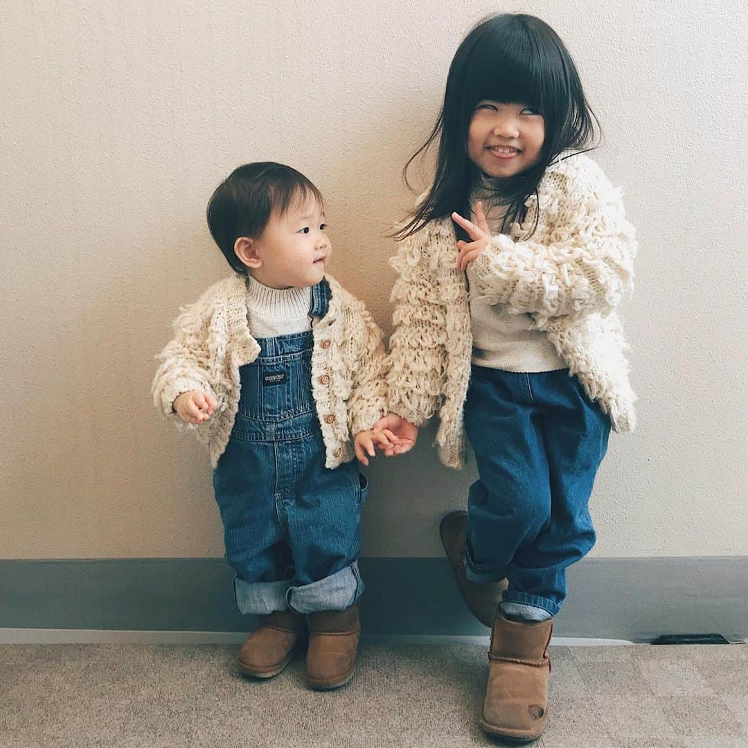 akipanda626さんのインスタグラム写真 - (akipanda626Instagram)「. 昨日と今日は天気がいいので ひさしぶりに公園👧🏻👶🏻 ヨナのポーズがどんどんギャルみたいになってくんだけどどこで学んでるの🤣🤣 . #姉妹ママ #リンクコーデ  #姉妹コーデ」2月22日 15時00分 - akipanda626