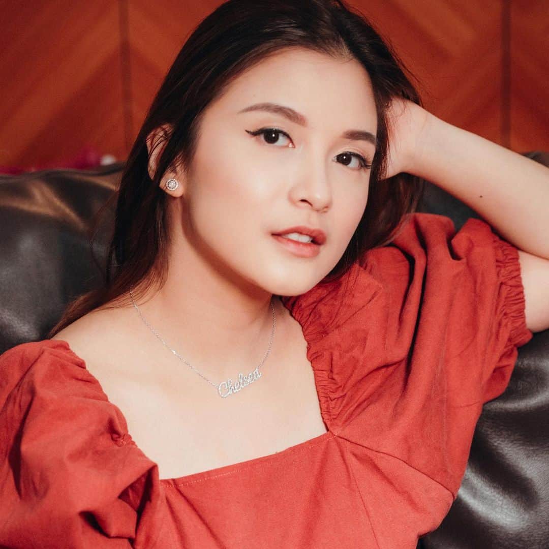 チェルシー・オリビアのインスタグラム：「Perlu banget nih sesekali memanjakan diri sendiri ditengah lelah dan kesibukan sehari hari. Aku suka banget  kalung initial nama ini, pesan nya di @tresorluxuries  @tresorluxuries trusted diamond jeweller  Banyak koleksi lain yg juga cantik2 💕」