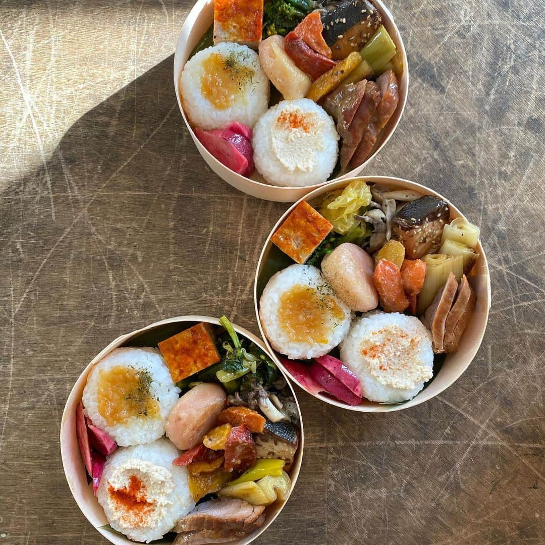 MOMOEのインスタグラム：「お弁当  こちらはおむすび弁当 ご飯をおむすびでのご用意も可能です  本日もありがとうございました♡  #diary #bento #organic  #momoe  #momoegohan」