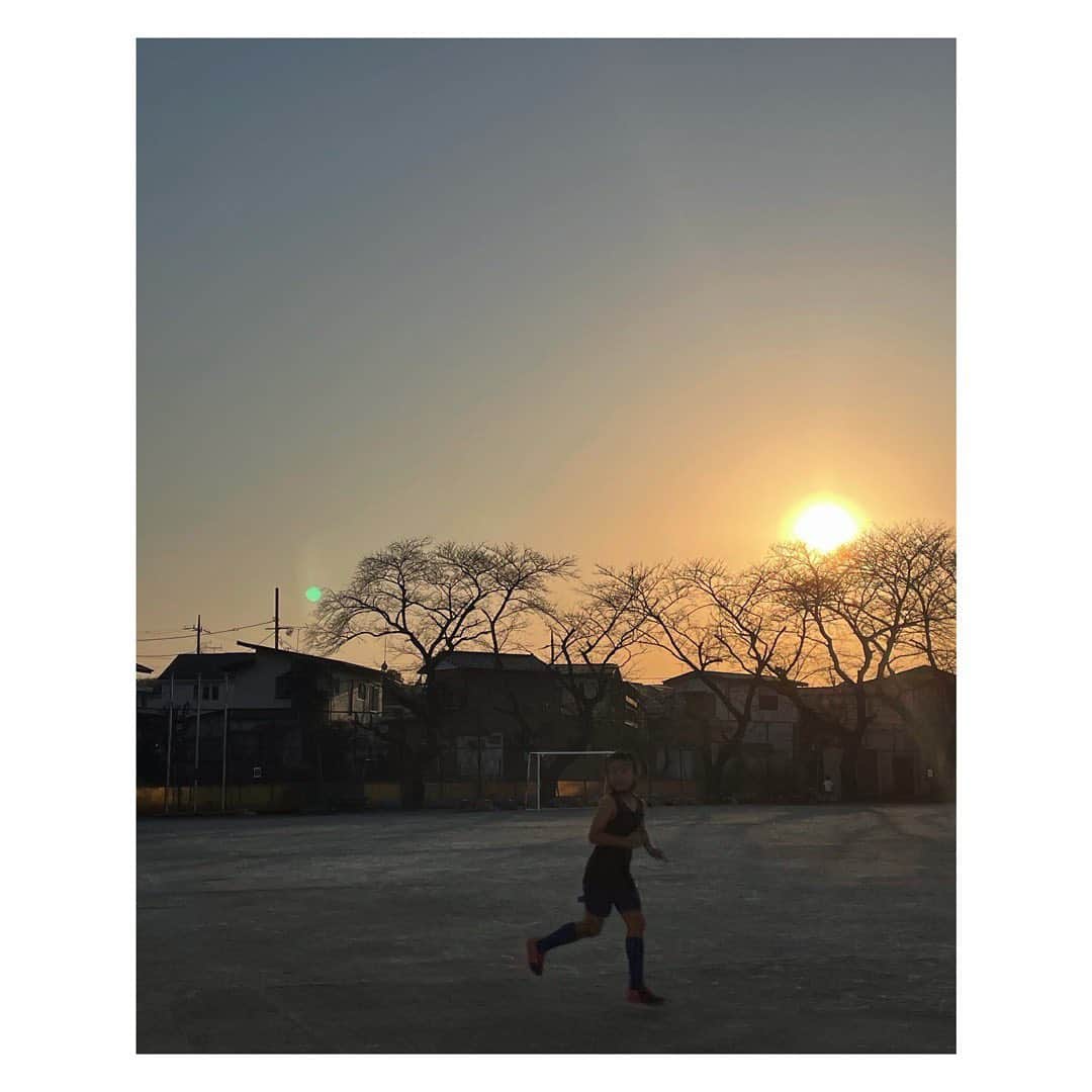 笹峯愛さんのインスタグラム写真 - (笹峯愛Instagram)「連日、春のような気候で 土日のサッカー練習 汗だくで 水分足りない子続出だったようです。  デデ様、練習後 タンクトップで走り回っておりました。  #サッカー少年 #元気 が1番」2月22日 15時07分 - mineco.m