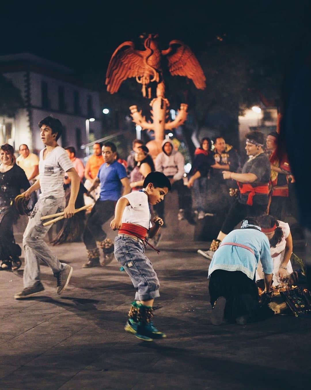 Chad Santosのインスタグラム：「#メキシコシティ #メキシコ #写真 #写真家 #mexicocity #mexigers #mexico_maravilloso #streetclassics #adorama #망자의날 #peopleoftheworld #reportagespotlight #streetleaks #mexico_amazing #peoplephotography #childhood #urbanacdmx #thisweekoninstagram」