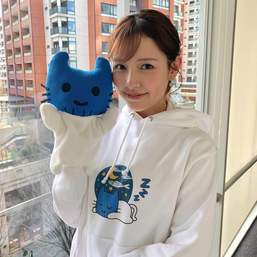 渡辺瑠海さんのインスタグラム写真 - (渡辺瑠海Instagram)「今日2月22日は#猫の日 🐈  YouTubeチャンネル『ANNnewsCH』で配信されている #マスクにゃんニュース のキャラクター #マスクにゃん のグッズが販売されています〜！  私が着用しているパーカーの他に エコバッグやスマホケース等もありますよ✨  ストーリーにリンクを貼っておくので ぜひチェックしてください🐾  #にゃんにゃんにゃんの日 #猫 #ねこ #ネコ #ねこすたぐらむ #にゃんすたぐらむ #テレ朝 #テレビ朝日 #アナウンサー」2月22日 15時07分 - rumi_watanabe_ex