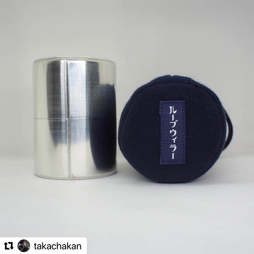 ループウィラーさんのインスタグラム写真 - (ループウィラーInstagram)「#Repost @takachakan with @make_repost ・・・ よろしくお願いします。 . . おじいちゃん時までは自宅とお茶屋さんを行ったり来たりする通い茶筒としてよく使ってもらってました。 雨の日にお抹茶買いに行ってお茶屋さん怒られたとかそんな話聞いてました。  そんなのを今形にするのに皆さんにお世話になりこうして形になりました😭  カイカドウ ゲンゲンアン ループウィラー  @kaikadoteacaddy  @gen2an  @loopwheelerss   より豊かなティータイムを楽しんでいただけるよう「通い茶筒」と「茶缶袋」を「開化堂」「Gen Gen An 幻」「ループウィラー」がコラボレーションし製作いたしました🍵 販売を記念して、3月20日(土) 春分の日、 「開化堂」八木、「Gen Gen An 幻」丸若、「ループウィラー」鈴木が「通い茶筒」「茶缶袋」についてお話しするトークイベントを開催いたします😊✨  日時:2021年3月20日(土) 場所: Kaikado Café 時間: 14:00〜15:00 Gen Gen An 幻のほうじ茶と鍵善良房のお菓子がつきます。  誠に勝手ながら、トークイベントは予約制とさせていただきます。 2月23日(火・祝) 朝10時から電話受付を開始いたします。 075-353-5668 (Kaikado Café)にてお受けいたします！ご予約は先着順となりますのでよろしくお願いいたします🙇‍♀️✨ 1名様につき2名様分(ご本人様含む)までご予約いただけます。 (Kaikado Café は2月24日・25日お休みをいただきます。)  ループウィラーの茶缶袋(紺色)付きのブリキ通い茶缶を50セットご用意いたしました。 価格は17,050円(税込)で、Kaikado Caféにてお買い上げいただいた方には茶さじをプレゼントさせていただきます。 ご希望であれば茶さじに名入れもさせていただきます！ 販売は当日トークイベント終了後、開始となります。トークイベント開催中の時間帯は、カフェはクローズとなりますのでよろしくお願いいたします。  先日ご紹介いたしましたループウィラー製、Gen Gen An 幻、開化堂のトリプルネーム職人着(ジップフーディ)も若干数ではございますが当日販売いたします。 黒色と紺色をご用意しております。価格は24,200円(税込)となっております。  昭和まで残っていた「通い缶」という日本茶に因んだ習慣。 自宅で日々使っている茶筒を、お茶を買うときにお店に持参し、お茶を詰め替えるという、日本茶が生活に根差していた頃の習慣に着想し、私たちの解釈を加え、日々の生活に取り入れられる「通い茶缶」を製作しました。 その大切な茶缶を収める専用の袋を、ループウィラーが特注で製作。愛くるしく理想的な使い心地のループウィラーの吊り裏毛が、茶缶を大切に包み毎日のTEATIMEを演出してくれます。  また、着心地だけでなく機能美を兼ね備えたループウィラーのジップーディを、開化堂、GEN GEN AN 幻別注で製作。 両者を支える職人たちが物作りと向き合う現場でNEW作務衣として着用する同別注モデルを数量限定で合わせてリリースします。  素材や技術が異なる三社が、共感しあうものづくりへの思いで、それぞれの確かな技術をつなぎ合わせ、生まれた品をお楽しみください。  #開化堂 #京都 #通い茶缶 #茶缶袋 #茶筒 #gengenan幻 #ループウィラー #kaikado #kyoto #teacaddy #gengenan #loopwheeler #kaikadocafe #ループウィラー #吊り編み #吊り編み機  #吊り裏毛 #吊り編みスウェット  #tsuriami #tsuriamiki  #tsuriamisweat」2月22日 15時20分 - loopwheelerss