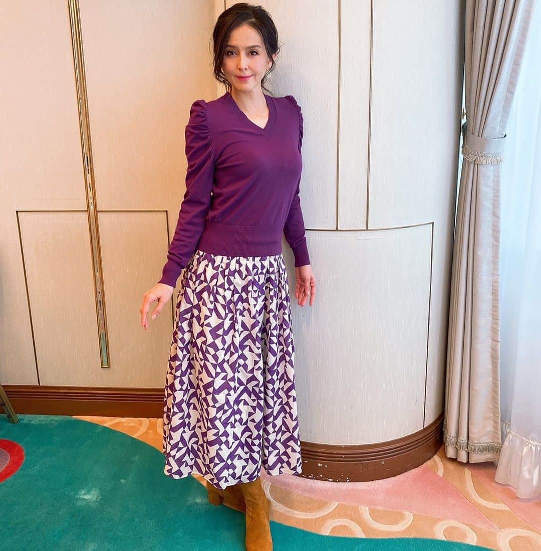 杉本彩のインスタグラム：「* * テレビのオンエアのお知らせです！  2月23日（火）10:25〜11:20 読売テレビ 開宴！春色ご褒美フェスタ ウキウキが止まらないSP  是非ご覧ください😉  トップス(KATEbyLALTRAMODA) スカート (ALYSI) @vert_aoyama」