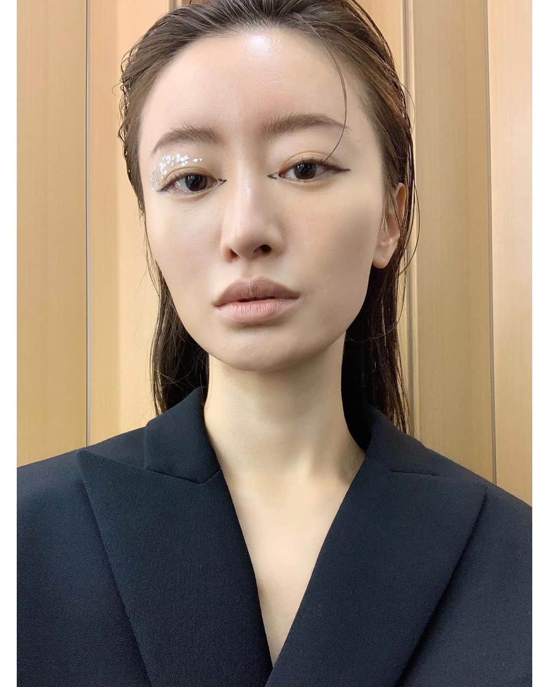 佐川理佳のインスタグラム：「@marika_matsumoto  something new! "なりたい自分へ...変化ができる人"  本日発売の @ginger_magazine にて、松本まりかさんの素敵な企画に参加させていただきました。Fun to Change!というテーマで5パターンのまりかさんを撮影したのですが、写真はそのときのオフショット。 とにかく本当に肌が美しく、ものすごい透明感で、会うたびに見惚れてしまいます。 今まで赤リップは敬遠されていたそうなのですが、挑戦させていただいたり、貴重な機会をありがとうございました♥️ ぜひ誌面をご覧下さい。」