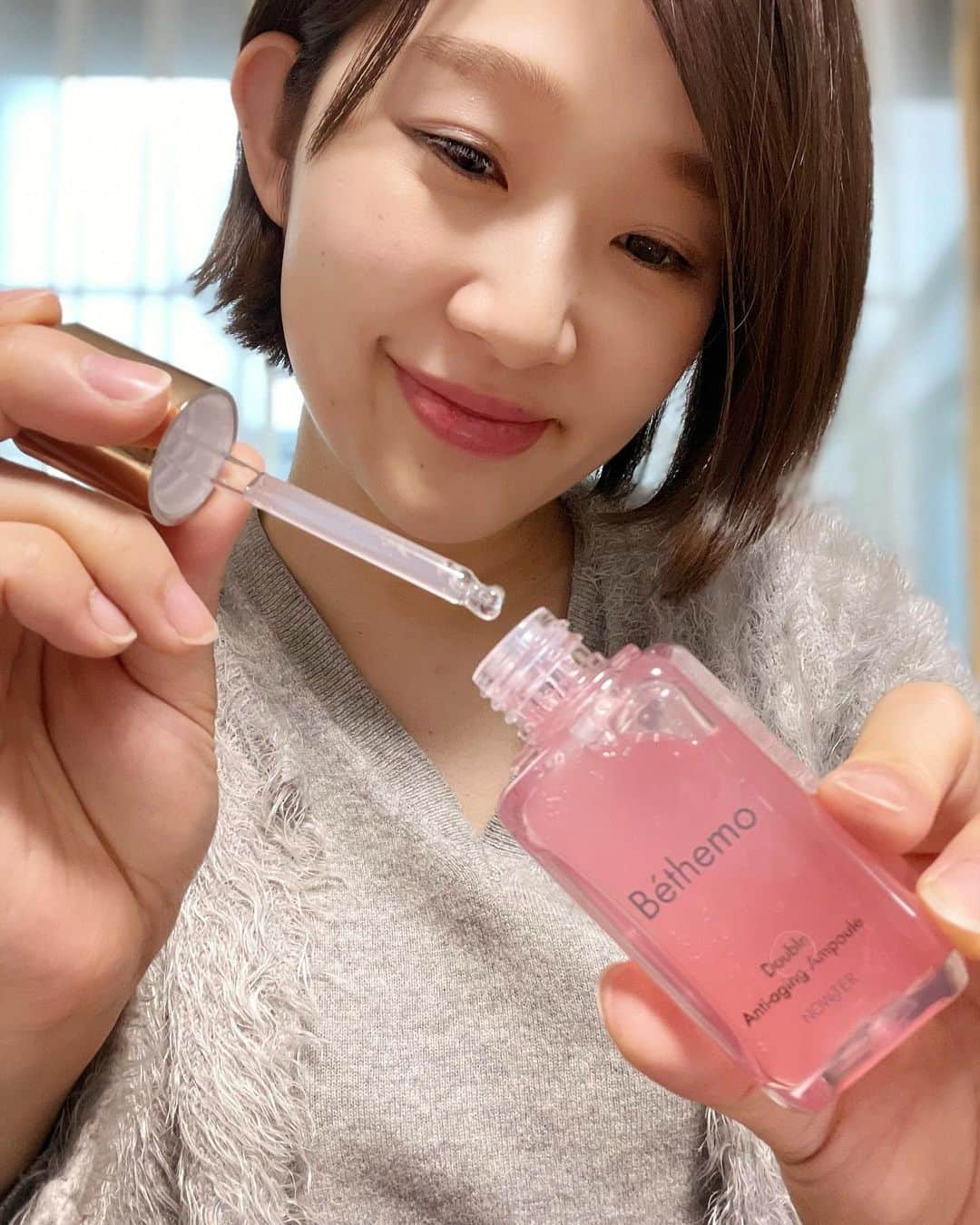 榮樹実のインスタグラム：「. 美しいピンクの美容液💞 女優の夏菜さんのプロデュースで韓国スキンケアメーカーから販売された【ベテモ】です☺️  香りも色もうっとり🥰なのに、人工着色料も香料も無添加なのがすごい🙌🏻 ダマスクローズオイルとワインエキスが配合されているそうです✨  🌹ダマスクローズはスキンケア効果だけでなく香りで女性ホルモンを整えてくれる 🍷ワインエキスはポリフェノールの抗酸化作用も抜群 ダブルアンチエイジングできます🙆‍♀️  コラーゲン・ツボクサ・ナイアシンアミドも含まれているので、赤みを落ちつかせたり、くすみ肌に透明感を与えてくれたりも。  とろーんとした美容液で、肌にすっと馴染みます。 キャップをプッシュすると適量の美容液が取り出せるのも、衛生的&使いやすくておすすめです🙆‍♀️   @bethemo_official  #Bethemo #ベテモ #エイジングケア #塗るナイトパック美容液 #夏菜プロデュース #夏菜 #ローズエキス #赤ワインエキス #アンチエイジング #スローエイジング #化粧品 #美容液 #セラム #韓国コスメ   #ママ美容 #美容好き #おすすめコスメ #ピンクコスメ #NOWATER」