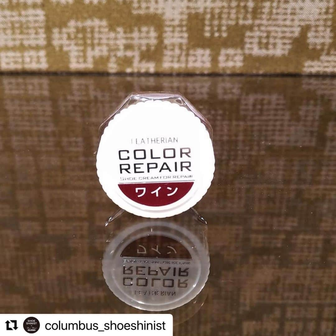 THE COLUMBUS CO.,LTD.さんのインスタグラム写真 - (THE COLUMBUS CO.,LTD.Instagram)「#Repost @columbus_shoeshinist with @make_repost  本日一回目の投稿です。 最近は1日2回投稿を心がけているのですが、「このようなお手入れを知りたい！」や「こんな写真の投稿をみたい！」などありましたらお気軽にコメントください😊  さてさて、今回はコロンブスシューシャイニストの成田の傷補修に関しての投稿リポストです。  写真と動画、下記に文で詳しく書いておりますので是非ご参考にしてみてください。 全て　#コロンブスオンラインショップ　からご購入可能です‼️ #カラーリペア　#bootblack #prune  #コードバン　#コードバンクリーム  ・・・ こんにちは。  成田です。  ガラスレザーなどに見られるスレ。  クリームの色乗りを比べてみました。  １枚目、before クリーナー作業は済み  ２枚目、ブートブラックコードバンクリーム。  クリーナーで落として  ３枚目、ブートブラックシュークリーム  再びクリーナーで落として  ４枚目、ブートブラックシュークリーム &  カラーリペア  ５枚目、動画。４枚目の作業前です。  ６枚目、４枚目作業後。  それぞれ、塗りすぎずに自然な厚みで隠せるように作業しています。  コードバンクリームを最初に持ってきたのは、クリーナーで落とすにしても微量の顔料が残る事を考慮して、能力的に不利なシュークリームとの差が生まれないようにする為です。  それでも結果は明らかですよね。  カラーリペアは上手く使うと、スレ隠しには持ってこい。  コツはちょっとずつ。  今回使ったカラーリペアは１色でしたが、数色を使う磨きは慣れてくると面白いようにスレを目立たなくできるようになります。  ７、８、９は使ったクリームです。  拡大して見たわけではないですが、スレはぶつけたり蹴られたりして、表面の塗膜がへこんでるはずです。  その塗膜に顔料、色の粒子をくっつけて周りとの差をなくしていくのがスレを隠していく作業とすると。  それなりにくっついてくれる色の粒子が入っているクリームを使いたいですよね。  でもくっついた粒子が取れなくなるのは、やり直しがきかない１発勝負。 色もドンピシャで合わせないといけない。  そんな緊張感で靴磨きなんてやりたくないです。  靴クリームってよくできてます。  クリームの色乗りの差よりも、粒子の話に力が入ってしまいました。  #columbus #コロンブス #bootblack #ブートブラック #hankyu_mens_tokyo #hnkyumenstokyo #阪急メンズ東京 #shoecare #shoeshine #shoepolish #靴磨き #shoecreame #靴クリーム #shoeshinist #シューシャイニスト #leathershoes #革靴 #polish #ポリッシュ #highshine #ハイシャイン」2月22日 15時28分 - columbus_official_