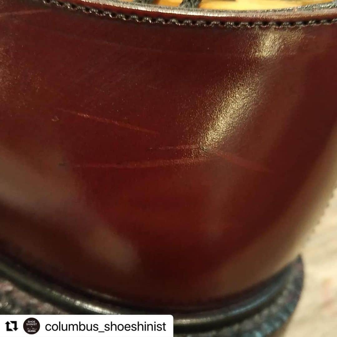 THE COLUMBUS CO.,LTD.さんのインスタグラム写真 - (THE COLUMBUS CO.,LTD.Instagram)「#Repost @columbus_shoeshinist with @make_repost  本日一回目の投稿です。 最近は1日2回投稿を心がけているのですが、「このようなお手入れを知りたい！」や「こんな写真の投稿をみたい！」などありましたらお気軽にコメントください😊  さてさて、今回はコロンブスシューシャイニストの成田の傷補修に関しての投稿リポストです。  写真と動画、下記に文で詳しく書いておりますので是非ご参考にしてみてください。 全て　#コロンブスオンラインショップ　からご購入可能です‼️ #カラーリペア　#bootblack #prune  #コードバン　#コードバンクリーム  ・・・ こんにちは。  成田です。  ガラスレザーなどに見られるスレ。  クリームの色乗りを比べてみました。  １枚目、before クリーナー作業は済み  ２枚目、ブートブラックコードバンクリーム。  クリーナーで落として  ３枚目、ブートブラックシュークリーム  再びクリーナーで落として  ４枚目、ブートブラックシュークリーム &  カラーリペア  ５枚目、動画。４枚目の作業前です。  ６枚目、４枚目作業後。  それぞれ、塗りすぎずに自然な厚みで隠せるように作業しています。  コードバンクリームを最初に持ってきたのは、クリーナーで落とすにしても微量の顔料が残る事を考慮して、能力的に不利なシュークリームとの差が生まれないようにする為です。  それでも結果は明らかですよね。  カラーリペアは上手く使うと、スレ隠しには持ってこい。  コツはちょっとずつ。  今回使ったカラーリペアは１色でしたが、数色を使う磨きは慣れてくると面白いようにスレを目立たなくできるようになります。  ７、８、９は使ったクリームです。  拡大して見たわけではないですが、スレはぶつけたり蹴られたりして、表面の塗膜がへこんでるはずです。  その塗膜に顔料、色の粒子をくっつけて周りとの差をなくしていくのがスレを隠していく作業とすると。  それなりにくっついてくれる色の粒子が入っているクリームを使いたいですよね。  でもくっついた粒子が取れなくなるのは、やり直しがきかない１発勝負。 色もドンピシャで合わせないといけない。  そんな緊張感で靴磨きなんてやりたくないです。  靴クリームってよくできてます。  クリームの色乗りの差よりも、粒子の話に力が入ってしまいました。  #columbus #コロンブス #bootblack #ブートブラック #hankyu_mens_tokyo #hnkyumenstokyo #阪急メンズ東京 #shoecare #shoeshine #shoepolish #靴磨き #shoecreame #靴クリーム #shoeshinist #シューシャイニスト #leathershoes #革靴 #polish #ポリッシュ #highshine #ハイシャイン」2月22日 15時28分 - columbus_official_