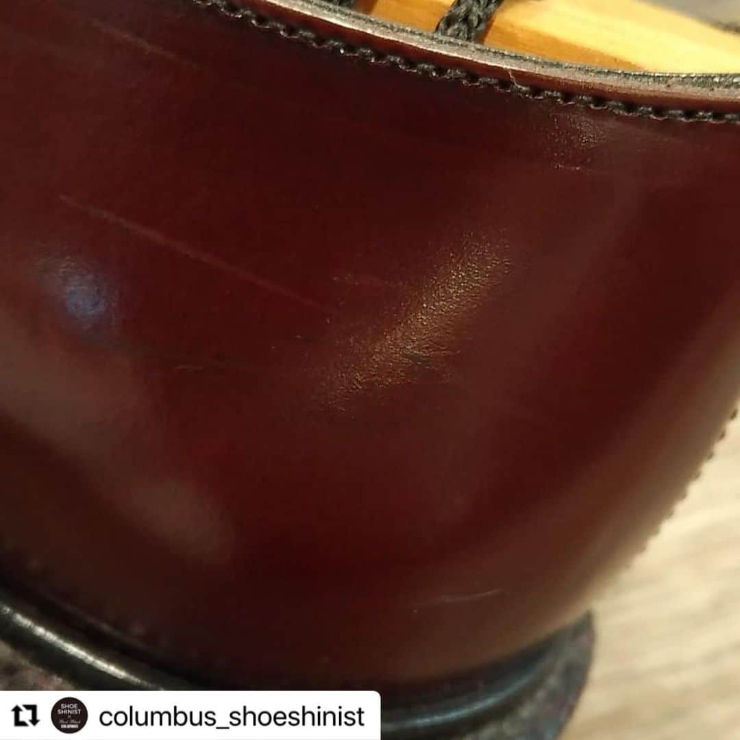 THE COLUMBUS CO.,LTD.さんのインスタグラム写真 - (THE COLUMBUS CO.,LTD.Instagram)「#Repost @columbus_shoeshinist with @make_repost  本日一回目の投稿です。 最近は1日2回投稿を心がけているのですが、「このようなお手入れを知りたい！」や「こんな写真の投稿をみたい！」などありましたらお気軽にコメントください😊  さてさて、今回はコロンブスシューシャイニストの成田の傷補修に関しての投稿リポストです。  写真と動画、下記に文で詳しく書いておりますので是非ご参考にしてみてください。 全て　#コロンブスオンラインショップ　からご購入可能です‼️ #カラーリペア　#bootblack #prune  #コードバン　#コードバンクリーム  ・・・ こんにちは。  成田です。  ガラスレザーなどに見られるスレ。  クリームの色乗りを比べてみました。  １枚目、before クリーナー作業は済み  ２枚目、ブートブラックコードバンクリーム。  クリーナーで落として  ３枚目、ブートブラックシュークリーム  再びクリーナーで落として  ４枚目、ブートブラックシュークリーム &  カラーリペア  ５枚目、動画。４枚目の作業前です。  ６枚目、４枚目作業後。  それぞれ、塗りすぎずに自然な厚みで隠せるように作業しています。  コードバンクリームを最初に持ってきたのは、クリーナーで落とすにしても微量の顔料が残る事を考慮して、能力的に不利なシュークリームとの差が生まれないようにする為です。  それでも結果は明らかですよね。  カラーリペアは上手く使うと、スレ隠しには持ってこい。  コツはちょっとずつ。  今回使ったカラーリペアは１色でしたが、数色を使う磨きは慣れてくると面白いようにスレを目立たなくできるようになります。  ７、８、９は使ったクリームです。  拡大して見たわけではないですが、スレはぶつけたり蹴られたりして、表面の塗膜がへこんでるはずです。  その塗膜に顔料、色の粒子をくっつけて周りとの差をなくしていくのがスレを隠していく作業とすると。  それなりにくっついてくれる色の粒子が入っているクリームを使いたいですよね。  でもくっついた粒子が取れなくなるのは、やり直しがきかない１発勝負。 色もドンピシャで合わせないといけない。  そんな緊張感で靴磨きなんてやりたくないです。  靴クリームってよくできてます。  クリームの色乗りの差よりも、粒子の話に力が入ってしまいました。  #columbus #コロンブス #bootblack #ブートブラック #hankyu_mens_tokyo #hnkyumenstokyo #阪急メンズ東京 #shoecare #shoeshine #shoepolish #靴磨き #shoecreame #靴クリーム #shoeshinist #シューシャイニスト #leathershoes #革靴 #polish #ポリッシュ #highshine #ハイシャイン」2月22日 15時28分 - columbus_official_