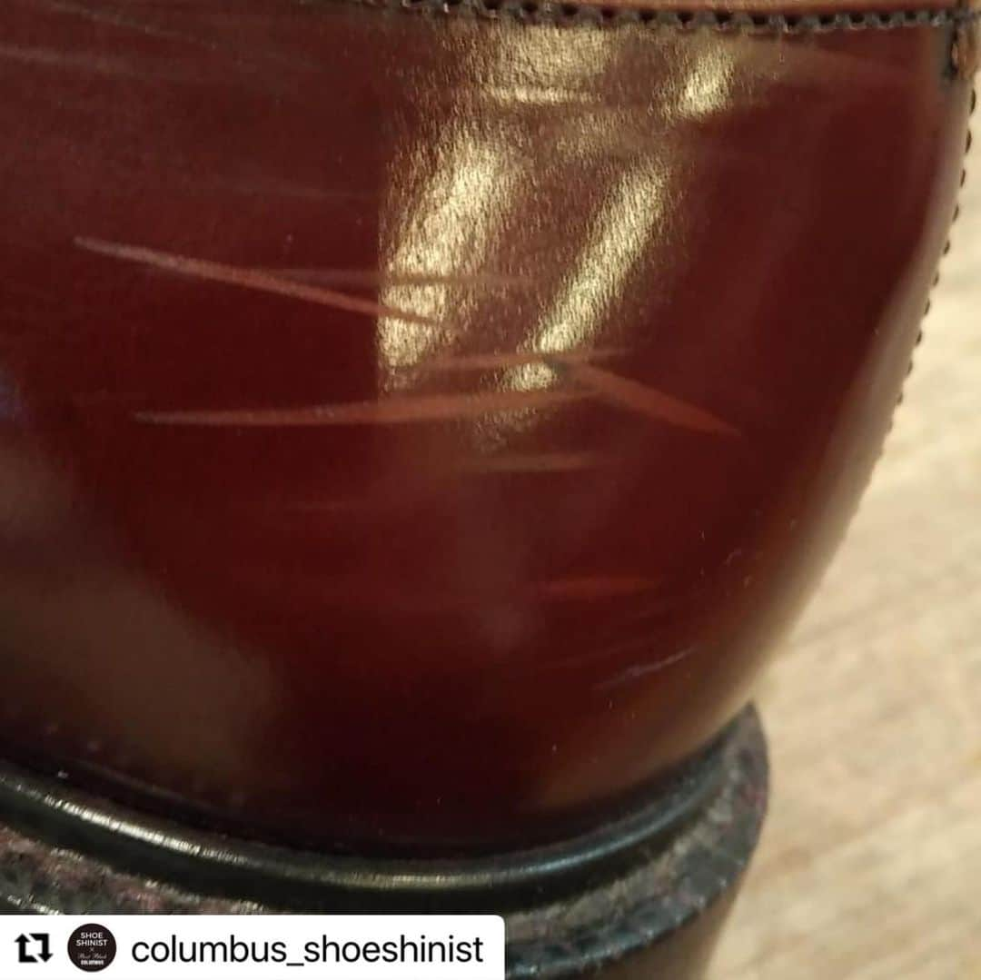 THE COLUMBUS CO.,LTD.さんのインスタグラム写真 - (THE COLUMBUS CO.,LTD.Instagram)「#Repost @columbus_shoeshinist with @make_repost  本日一回目の投稿です。 最近は1日2回投稿を心がけているのですが、「このようなお手入れを知りたい！」や「こんな写真の投稿をみたい！」などありましたらお気軽にコメントください😊  さてさて、今回はコロンブスシューシャイニストの成田の傷補修に関しての投稿リポストです。  写真と動画、下記に文で詳しく書いておりますので是非ご参考にしてみてください。 全て　#コロンブスオンラインショップ　からご購入可能です‼️ #カラーリペア　#bootblack #prune  #コードバン　#コードバンクリーム  ・・・ こんにちは。  成田です。  ガラスレザーなどに見られるスレ。  クリームの色乗りを比べてみました。  １枚目、before クリーナー作業は済み  ２枚目、ブートブラックコードバンクリーム。  クリーナーで落として  ３枚目、ブートブラックシュークリーム  再びクリーナーで落として  ４枚目、ブートブラックシュークリーム &  カラーリペア  ５枚目、動画。４枚目の作業前です。  ６枚目、４枚目作業後。  それぞれ、塗りすぎずに自然な厚みで隠せるように作業しています。  コードバンクリームを最初に持ってきたのは、クリーナーで落とすにしても微量の顔料が残る事を考慮して、能力的に不利なシュークリームとの差が生まれないようにする為です。  それでも結果は明らかですよね。  カラーリペアは上手く使うと、スレ隠しには持ってこい。  コツはちょっとずつ。  今回使ったカラーリペアは１色でしたが、数色を使う磨きは慣れてくると面白いようにスレを目立たなくできるようになります。  ７、８、９は使ったクリームです。  拡大して見たわけではないですが、スレはぶつけたり蹴られたりして、表面の塗膜がへこんでるはずです。  その塗膜に顔料、色の粒子をくっつけて周りとの差をなくしていくのがスレを隠していく作業とすると。  それなりにくっついてくれる色の粒子が入っているクリームを使いたいですよね。  でもくっついた粒子が取れなくなるのは、やり直しがきかない１発勝負。 色もドンピシャで合わせないといけない。  そんな緊張感で靴磨きなんてやりたくないです。  靴クリームってよくできてます。  クリームの色乗りの差よりも、粒子の話に力が入ってしまいました。  #columbus #コロンブス #bootblack #ブートブラック #hankyu_mens_tokyo #hnkyumenstokyo #阪急メンズ東京 #shoecare #shoeshine #shoepolish #靴磨き #shoecreame #靴クリーム #shoeshinist #シューシャイニスト #leathershoes #革靴 #polish #ポリッシュ #highshine #ハイシャイン」2月22日 15時28分 - columbus_official_