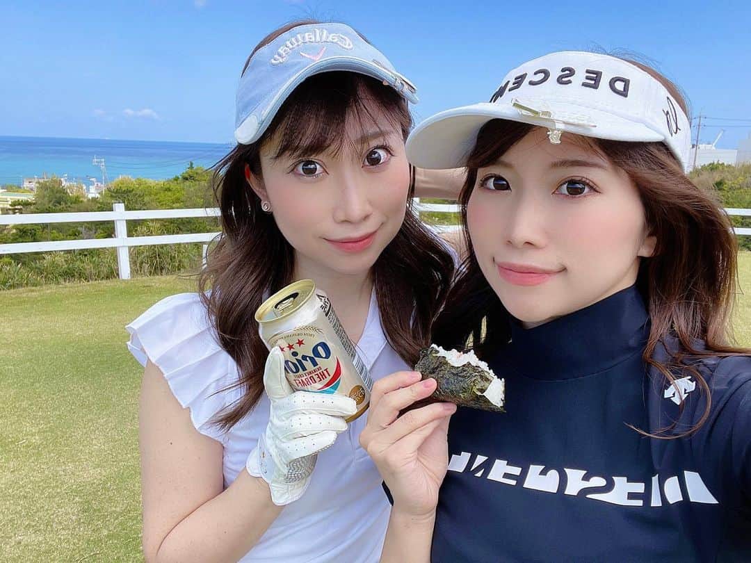MOMOのインスタグラム：「沖縄はあったかい😌❣️ はじめて#pgmゴルフリゾート沖縄 に来ました⛳️ とってもいいコースで気に入った〜☺︎ お天気にも恵まれて、真夏みたいでした🤣☀️🏄‍♀️  デサントの2,3月の新作着たよ😍 全身デサント😌❣️  スルーなのでおにぎり🍙もぐもぐ。。  #ゴルフ好き #ゴルフ初心者  #ゴルフ男子と繋がりたい #ゴルフ場 #golf #golfwear #ゴルフコース #golfgirl #golfswing #골프 #golfstagram  #골프여자 #平日ゴルフ #平日ゴルファー #ゴルフうまくなりたい #ゴルフばか #デサントゴルフ #デサントゴルフ女子 #デサゴルゴルファー #沖縄ゴルフ #姉妹」