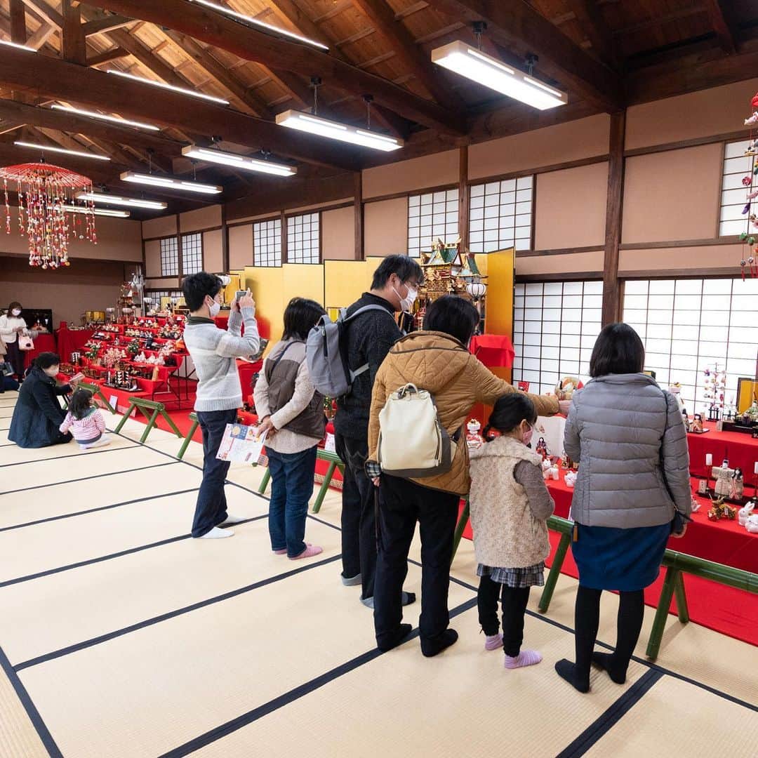 倉敷市のインスタグラム：「【倉敷雛めぐりが始まりました】  こんにちは、くらしき情報発信課です。 ２月２０日（土）から倉敷市内の各地区で「倉敷雛めぐり」が始まりました。 商店街やギャラリー、文化施設などに、さまざまな種類や年代のお雛さまが展示されていますので、巡ってみてはいかがですか。 倉敷雛めぐりは３月７日（日）まで開催されています。 詳しくはチラシかホームページをご覧ください。 https://www.kurashiki-tabi.jp/campaign/hina2021/  《第１８回　倉敷雛めぐり》 ■日時　２月２０日（土）～３月７日（日） ■場所　倉敷、児島、玉島、水島、真備の各地区 ■問い合わせ先　倉敷雛めぐり実行委員会事務局（倉敷観光コンベンションビューロー内）電話086-421-0224  ＃倉敷市＃倉敷＃kurashiki ＃クラシキブンカ＃japan ＃倉敷雛めぐり＃お雛様＃雛めぐり」