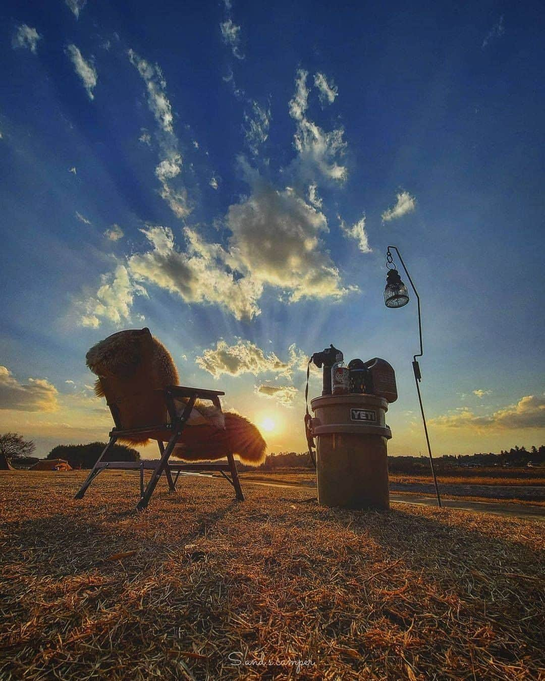 CAMP_HACKさんのインスタグラム写真 - (CAMP_HACKInstagram)「夕日に染まる空がグラデーションのようになっていく時間。遮るものがない広いキャンプ場では、また格別な絶景です！ . . from CAMP HACK . CAMP HACKであなたのキャンプライフを取材します！ 『#camphack取材』を付けて投稿！ . Photo by @s.and.s.camper11  さん . #camp #camping #camphack #outdoorlife #outdoor #trip #travel #japan #followme #weekend #travelling #outdoorgirl #family #familytrip #キャンプ #アウトドア #キャンプ道具 #キャンプ初心者 #家族 #外遊び #自然 #キャンプ場 #お出かけ」2月22日 21時00分 - camp_hack