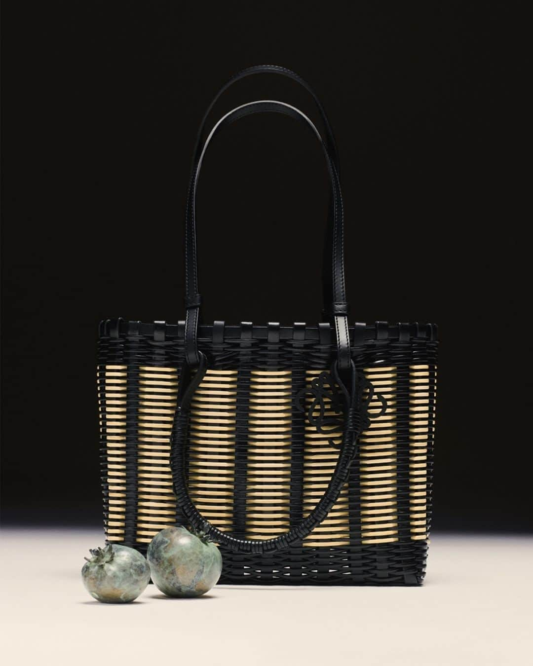 Loeweさんのインスタグラム写真 - (LoeweInstagram)「The Double Handle Tote in rattan and leather created with basket-weave artist Idoia Cuesta.  Now available on loewe.com  Fruit sculptures by Alice-Andrea Ewing of @pomarius_collections  #LOEWE #LOEWESS21」2月22日 21時00分 - loewe