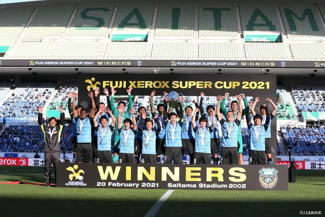 Ｊリーグさんのインスタグラム写真 - (ＪリーグInstagram)「. Play Back JLEAGUE⚽️📸﻿  週末に行われた #FUJIXEROXSUPERCUP2021 を振り返り📸  優勝は2020シーズンＪリーグ王者の意地を見せた #川崎フロンターレ 🐬✨  #ガンバ大阪 は2点差を追いつくも惜しくも敗戦  今週末26日には、いよいよ2021明治安田生命Ｊリーグが開幕🎊  #Ｊリーグ #jleague #Ｊリーグ開幕  #小林悠 #三笘薫 #旗手怜央 #田中碧 #ジョアンシミッチ #レアンドロダミアン #家長昭博  #パトリック #東口順昭 #藤春廣輝  #soccer #football #⚽️ #soccerplayer #soccerphotography」2月22日 21時00分 - jleaguejp