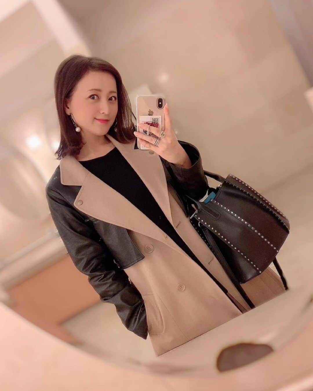 小松彩夏さんのインスタグラム写真 - (小松彩夏Instagram)「今日は新しい作品の台本を取りに行ってきました😊📖✨﻿ ﻿ 最近、お芝居のお仕事も続いていて嬉しいな...☺️﻿ ﻿ そしてまたこうして声を掛けていただけるのは本当にありがたいです🙇‍♀️﻿ ﻿ 台本を取りにいきがてら﻿ 天気も良かったのでちょっとお散歩🚶‍♀️﻿ ﻿ 河津桜が満開でした🌸﻿ 綺麗すぎて1人でしばらく眺めていました☺️﻿ ﻿ ちょっとバタバタした日が続いていたので﻿ 深く深呼吸してリフレッシュ✨﻿ ﻿ 暖かくなってきてやっとおろしたコートは展示会で頼んでいた @resexxy_official のライダースレイヤードトレンチ🧥﻿ ﻿ ライダースとトレンチをレイヤードしているみたいなデザインが気に入り💓﻿ ﻿ 暖かくなってくるとなんだか﻿ ウキウキしちゃうのは私だけ🤪？笑﻿ ﻿ #resexxy #リゼクシー #春コーデ #トレンチ #ライダース #トレンチコート #アウター #春ファッション #2021SS #プチプラ #プチプラコーデ #outfit #ootd #💗 #👗 #私服 #ファッション #fashion #follow #instagood #小松彩夏 #502」2月22日 21時01分 - official_ayaka_502