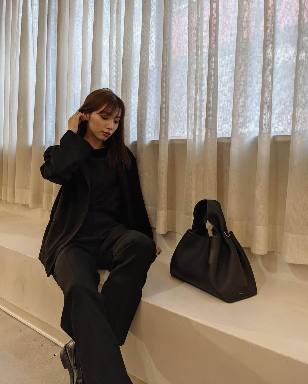 谷川菜奈さんのインスタグラム写真 - (谷川菜奈Instagram)「私服。🖤 tops.setup @leannofficial  bag @polene_paris  shoes @chanelofficial  tops.setupは24日発売のアイテム☺️ #153cmコーデ #低身長コーデ #setup」2月22日 20時53分 - pechi.130