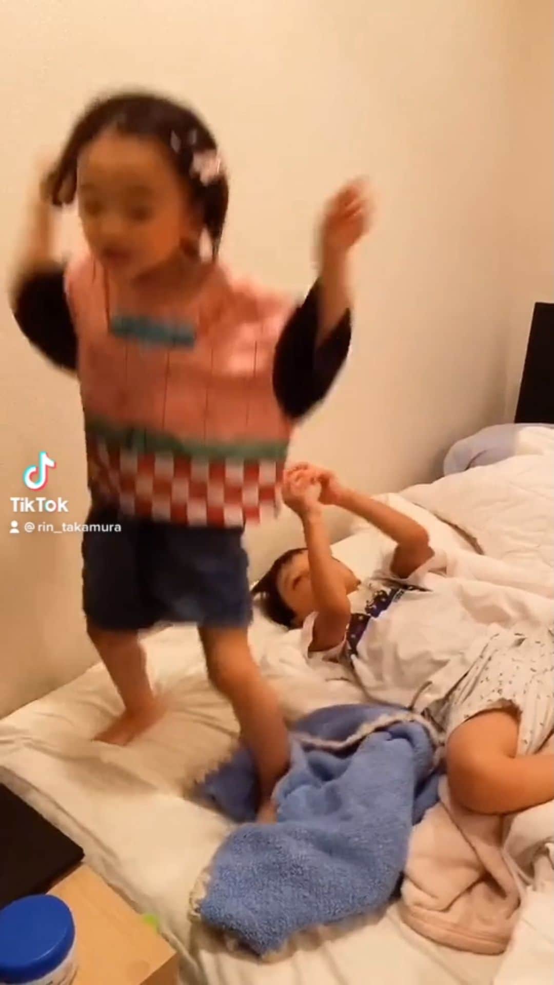高村凛のインスタグラム：「踊る梨央奈さん💃 #双子 #2卵生双生児」