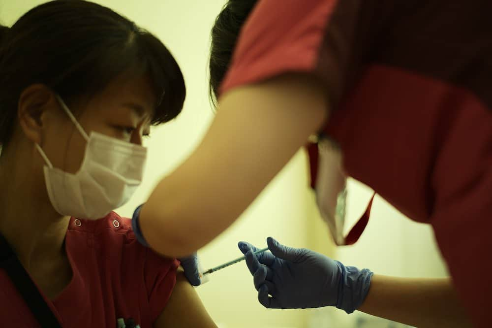 The Japan Timesさんのインスタグラム写真 - (The Japan TimesInstagram)「Thirty nurses, doctors and staff at Tokyo Rosai Hospital in Ota Ward received their first dose of the COVID-19 vaccine on Monday, joining thousands of essential workers in Japan who have taken Pfizer's shot since Feb. 17.   Vaccine minister Taro Kono said 40,000 essential workers will become inoculated first. Other medical workers will receive their first dose most likely before essential workers get their second shot some time after March 10, but the elderly won't get their doses until some time after April 1, though it's unclear exactly when or how quickly.  Those at Tokyo Rosai who received a shot on Monday will get their second dose on March 15. 📸: Ryusei Takahashi (@ryuseitakahashi217) . . . . . . . #covid19 #coronavirus #vaccines #pfizer #otaward #大田区 #新型コロナウイルス #ワクチン」2月22日 20時56分 - thejapantimes