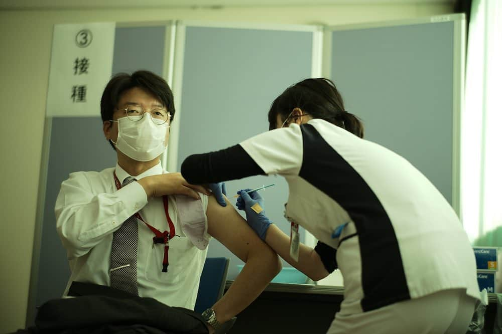 The Japan Timesさんのインスタグラム写真 - (The Japan TimesInstagram)「Thirty nurses, doctors and staff at Tokyo Rosai Hospital in Ota Ward received their first dose of the COVID-19 vaccine on Monday, joining thousands of essential workers in Japan who have taken Pfizer's shot since Feb. 17.   Vaccine minister Taro Kono said 40,000 essential workers will become inoculated first. Other medical workers will receive their first dose most likely before essential workers get their second shot some time after March 10, but the elderly won't get their doses until some time after April 1, though it's unclear exactly when or how quickly.  Those at Tokyo Rosai who received a shot on Monday will get their second dose on March 15. 📸: Ryusei Takahashi (@ryuseitakahashi217) . . . . . . . #covid19 #coronavirus #vaccines #pfizer #otaward #大田区 #新型コロナウイルス #ワクチン」2月22日 20時56分 - thejapantimes