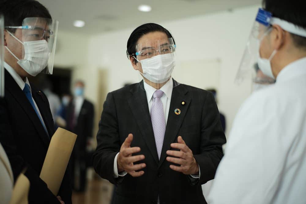 The Japan Timesさんのインスタグラム写真 - (The Japan TimesInstagram)「Thirty nurses, doctors and staff at Tokyo Rosai Hospital in Ota Ward received their first dose of the COVID-19 vaccine on Monday, joining thousands of essential workers in Japan who have taken Pfizer's shot since Feb. 17.   Vaccine minister Taro Kono said 40,000 essential workers will become inoculated first. Other medical workers will receive their first dose most likely before essential workers get their second shot some time after March 10, but the elderly won't get their doses until some time after April 1, though it's unclear exactly when or how quickly.  Those at Tokyo Rosai who received a shot on Monday will get their second dose on March 15. 📸: Ryusei Takahashi (@ryuseitakahashi217) . . . . . . . #covid19 #coronavirus #vaccines #pfizer #otaward #大田区 #新型コロナウイルス #ワクチン」2月22日 20時56分 - thejapantimes
