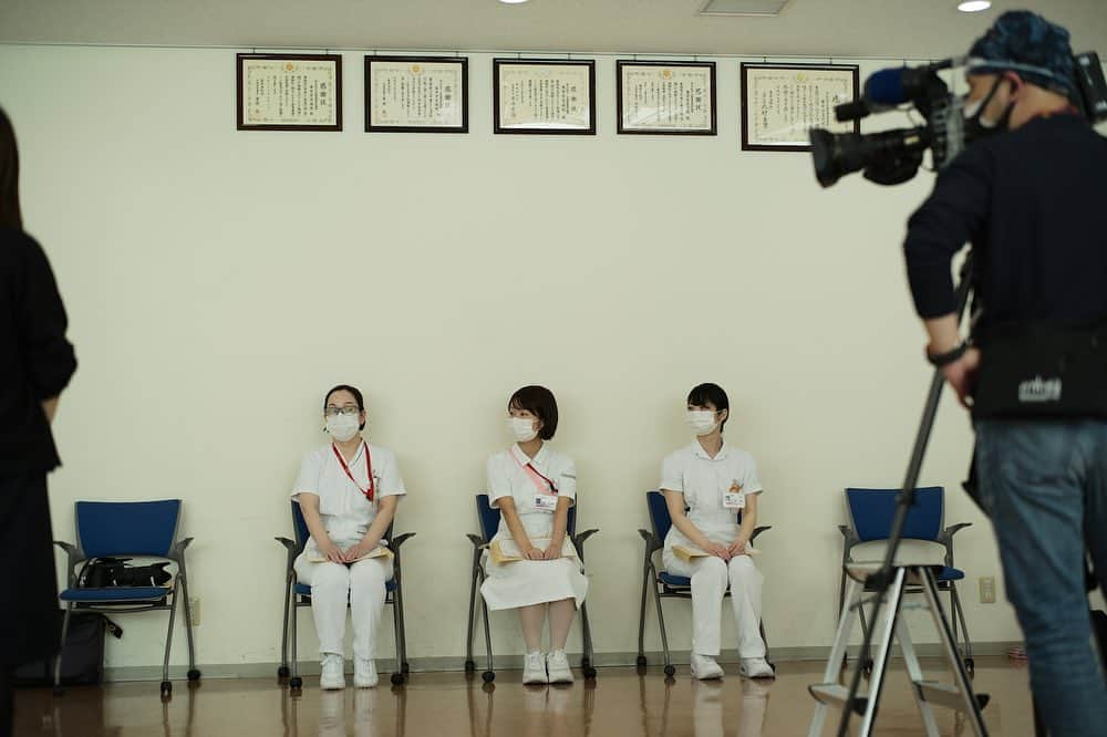 The Japan Timesさんのインスタグラム写真 - (The Japan TimesInstagram)「Thirty nurses, doctors and staff at Tokyo Rosai Hospital in Ota Ward received their first dose of the COVID-19 vaccine on Monday, joining thousands of essential workers in Japan who have taken Pfizer's shot since Feb. 17.   Vaccine minister Taro Kono said 40,000 essential workers will become inoculated first. Other medical workers will receive their first dose most likely before essential workers get their second shot some time after March 10, but the elderly won't get their doses until some time after April 1, though it's unclear exactly when or how quickly.  Those at Tokyo Rosai who received a shot on Monday will get their second dose on March 15. 📸: Ryusei Takahashi (@ryuseitakahashi217) . . . . . . . #covid19 #coronavirus #vaccines #pfizer #otaward #大田区 #新型コロナウイルス #ワクチン」2月22日 20時56分 - thejapantimes