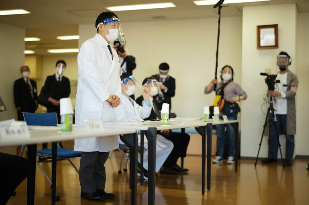 The Japan Timesさんのインスタグラム写真 - (The Japan TimesInstagram)「Thirty nurses, doctors and staff at Tokyo Rosai Hospital in Ota Ward received their first dose of the COVID-19 vaccine on Monday, joining thousands of essential workers in Japan who have taken Pfizer's shot since Feb. 17.   Vaccine minister Taro Kono said 40,000 essential workers will become inoculated first. Other medical workers will receive their first dose most likely before essential workers get their second shot some time after March 10, but the elderly won't get their doses until some time after April 1, though it's unclear exactly when or how quickly.  Those at Tokyo Rosai who received a shot on Monday will get their second dose on March 15. 📸: Ryusei Takahashi (@ryuseitakahashi217) . . . . . . . #covid19 #coronavirus #vaccines #pfizer #otaward #大田区 #新型コロナウイルス #ワクチン」2月22日 20時56分 - thejapantimes