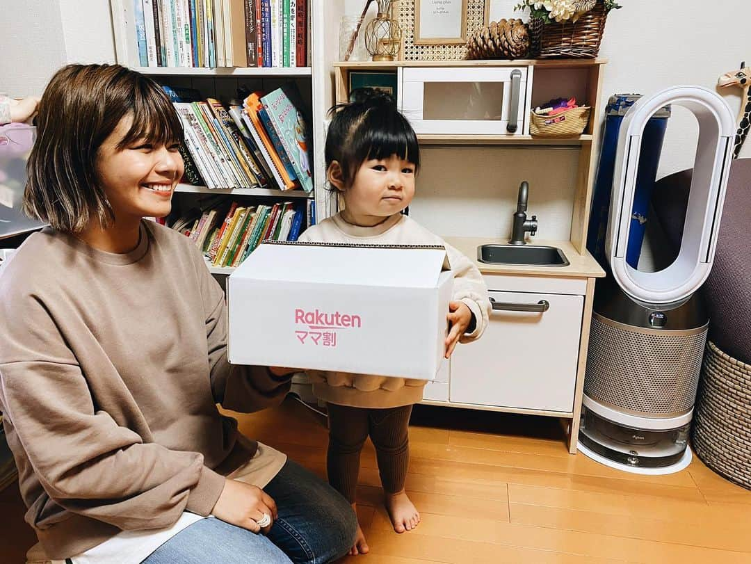 クロさんのインスタグラム写真 - (クロInstagram)「お届き物が届きました〜🎁✨✨﻿ ﻿ 今回楽天「ママ割」の特典で﻿ 毎月エントリー&抽選で合計150名に当たる﻿ サンプルボックスを特別にいただきまた🙏🏽﻿ ﻿ このボックスは子どもの年齢に合わせて3種類あって我が家に届いたのはトドラーサンプルボックス🧰﻿ ﻿ さっちゃんは目をキラキラ輝かせながら﻿ "野菜ジュレ3種セット" を早速キッチンの自分の冷蔵庫へ収納してました笑﻿ ﻿ 他にもレゴで船を作ってお風呂で遊んだり、ママにも嬉しいクッションファンデや、いくつあっても嬉しいお尻拭きは、モノトーンでお洒落カラー𓈒𓏸𓐍𓈒﻿ ﻿ どれも嬉しかった、、、🥺🙏🏽﻿ ﻿ ずっと気になっていた「楽天ママ割」！！﻿  ポイントキャンペーンやプレゼントなどママにうれしい特典が盛りだくさんでメンバー登録も出産予定日や子供のお誕生日を入れるだけで簡単に登録＆エントリー出来ちゃいます🤲🏽﻿ ﻿ @rakuten_official のトップから簡単に﻿ 無料登録できます👏🏽﻿ ﻿ 毎月の抽選で外れてしまった方や﻿ お子様が3歳より大きいという方でも﻿ エントリーすると850名にお楽しみアイテムが当たるみたい♩うれびい。﻿ ﻿ #楽天 #ママ割 #楽天ママ割 #無料 #サンプルボックス #PR #生後927日 #2y6m12d #おうち時間 #うちのかわい子ちゃん #毎日がスペシャル #愛おしい瞬間 #キッズコーデ #smiling #可愛い #tokyo #コーデ #子どもの日常をもっと写真に #女の子ママ #ママリ#コドモノ #子育てあるある #mamagirl #ママカメラ #おやこーで #cordinate #親バカ部 #あいのり #ちびクロコーデ #ちびクロdiary」2月22日 20時57分 - kuro_risa