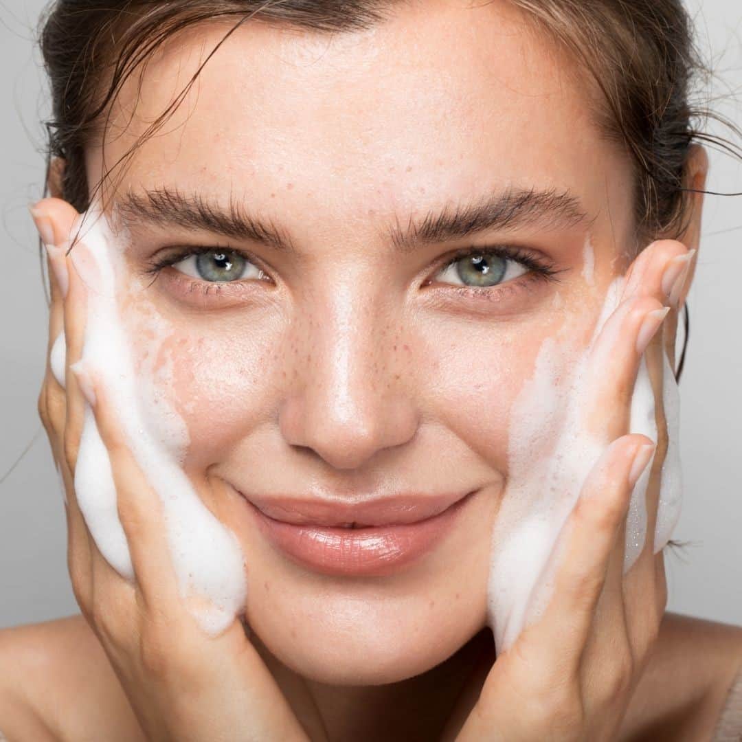 Melvita Officialのインスタグラム：「🌿 Choisissez une beauté clean et sans compromis ! 🌿  Nous sommes fiers d’innover depuis plus de 35 ans dans notre laboratoire de recherche pour vous offrir les meilleurs actifs naturels. Cette concentration d’excellente qualité vous permet des résultats plus efficaces à long terme que la cosmétique traditionnelle.  Toutes nos formules sont exemptes d’ingrédients chimiques nocifs ou suspects pour la santé.  🇫🇷 Fabrication 100% française 💚  Certifié cosmebio  #melvita #cleanbeauty #bio #engagements #fabricationfrancaise #madeinfrance」