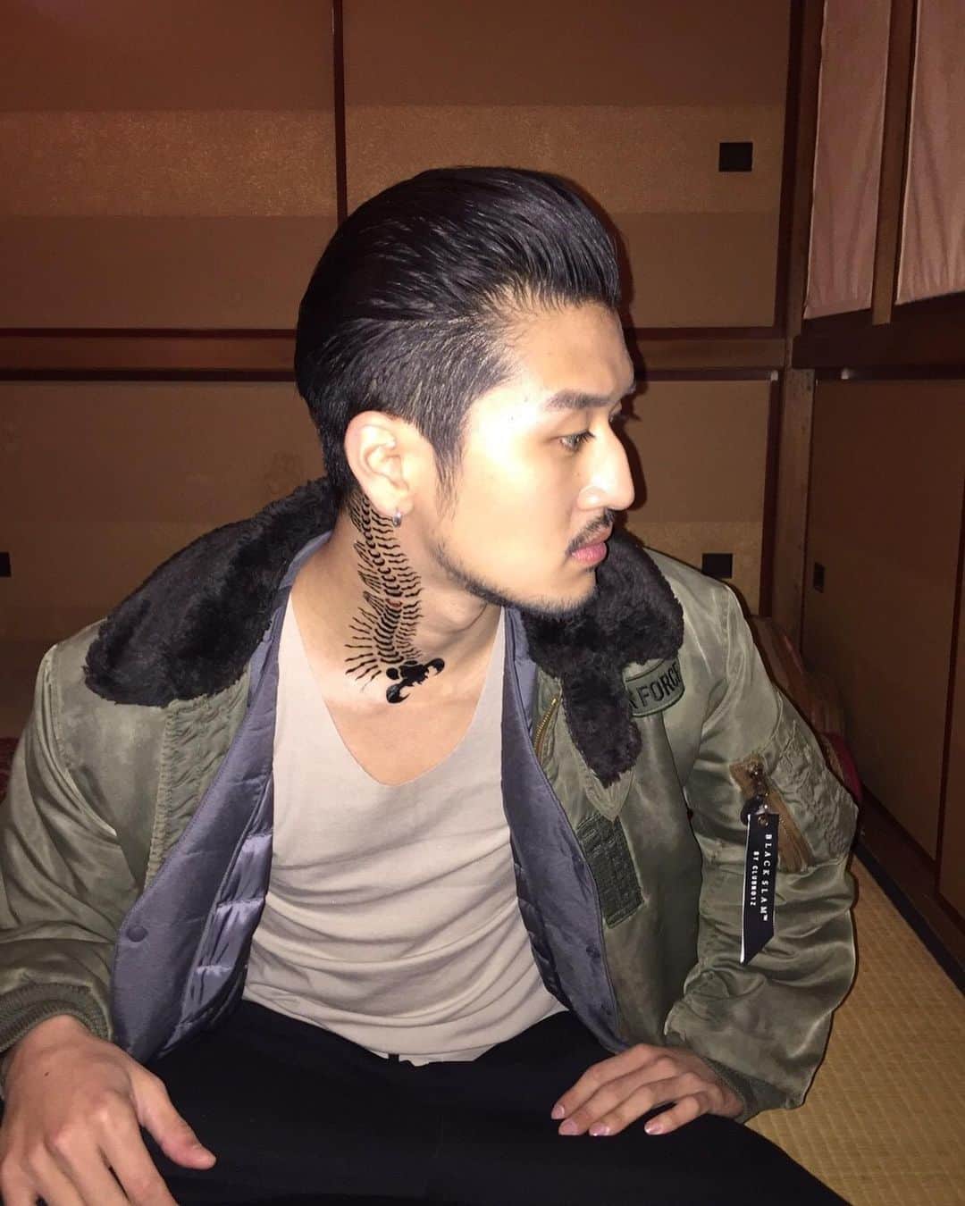 丞威さんのインスタグラム写真 - (丞威Instagram)「#EnterTheFatDragon #燃えよデブゴン  #肥龍過江   Fitting and make up tests for “Enter the Fat Dragon”  Tried about 6 different tattoos. But the scorpion concept was suggested by Donnie Yen himself, we were both like “Yeeeeaaaaa dats da one😏” lol 「燃えよデブゴン:TOKYO MISSION」 衣装&ヘアメイク合わせ、6種類ぐらいの刺青を試してみたけど、サソリの刺青はドニー・イェンご本人の提案で、一番しっくり来た。 劇中はサソリの顔の部分が襟で隠れてるけど、こんな感じです。  #shimakura #島倉 #joeytee #丞威 #tokyo #japan #hongkong #china #donnieyen #bulletfilms #movie #cinema #film #megavision #action #actor #villain #antagonist #映画　#アクション　#日本　#東京　#香港　#中国　#ドニーイェン」2月22日 15時37分 - joeytee_ybenormol