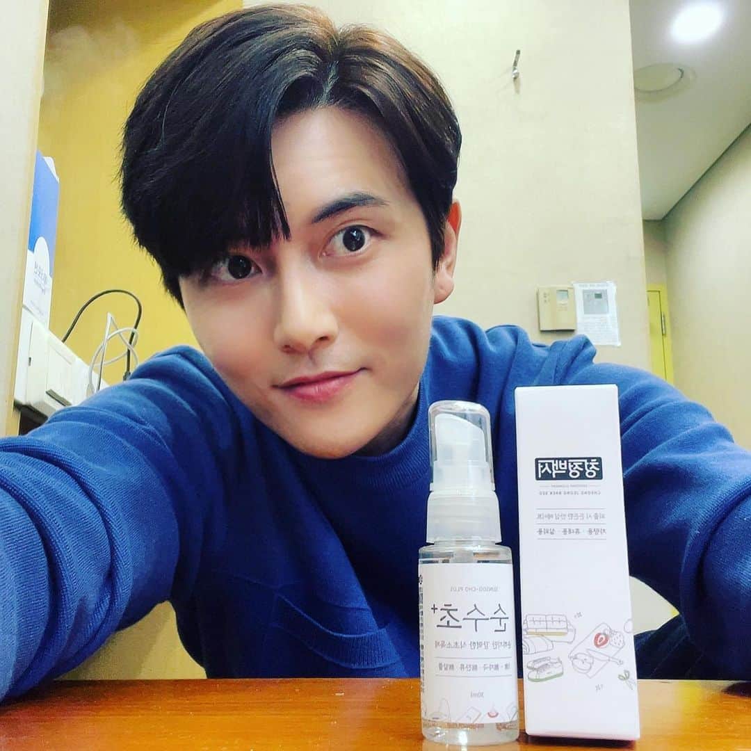 ジェヒのインスタグラム：「영호선배님 어떻게 요런 좋은템을!!!!!!!  감사해요! 잘쓸께요^^ . . . #선배님캐릭터넘나귀여운거아닌가요 #순수초 #청정백서 #인생득템」