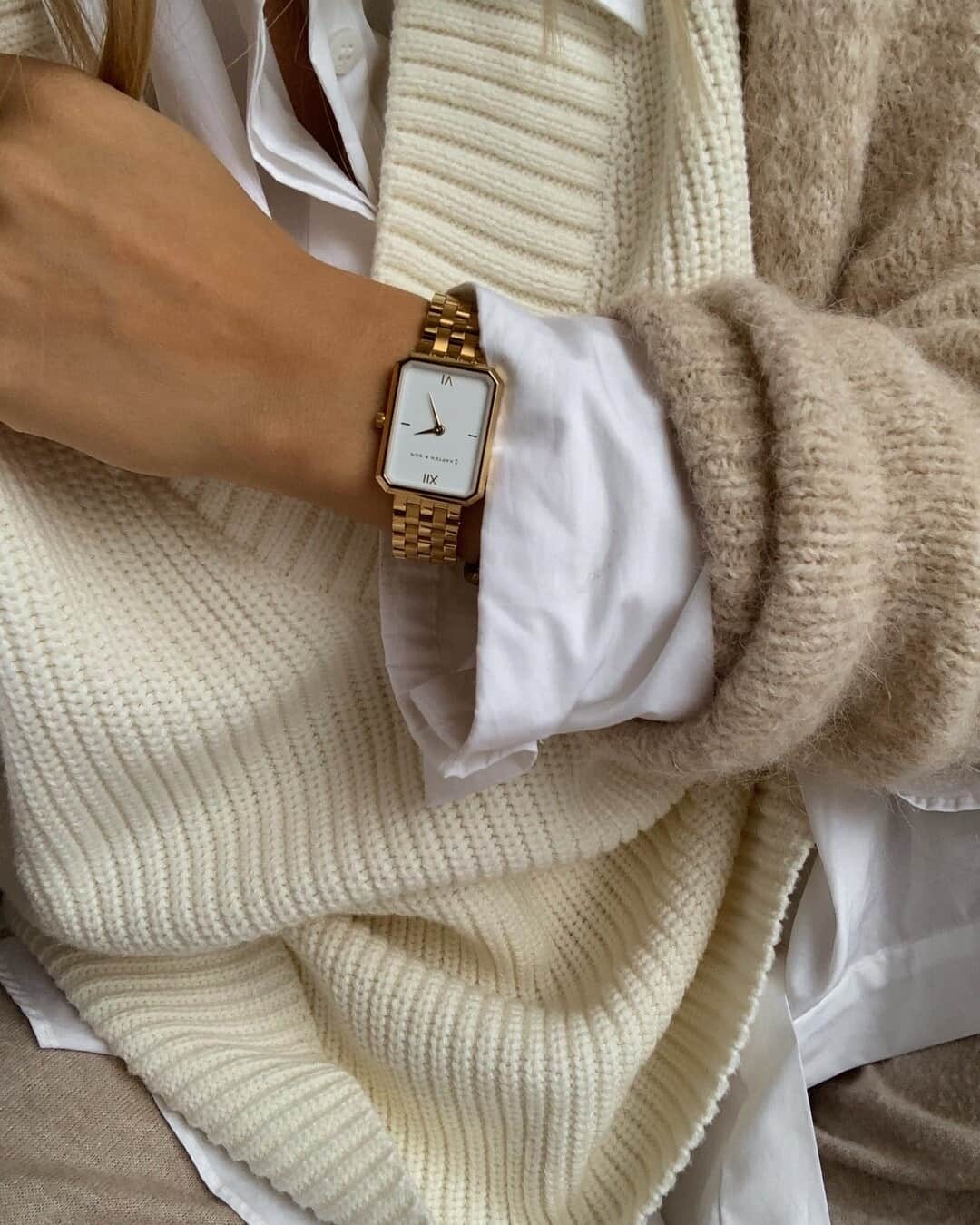 Kapten & Sonさんのインスタグラム写真 - (Kapten & SonInstagram)「'Mondays are for fresh starts.' ⭐ @malinakristin combines our watch Grace Gold "Steel" to her cozy chic homeoffice outfit. 😍 #bekapten #kaptenandson⁠ .⁠ .⁠ .⁠ #watch #casual #monday #morning #outfit #ootd #fashion #style #inspo #inspiration #whattowear」2月22日 15時30分 - kaptenandson