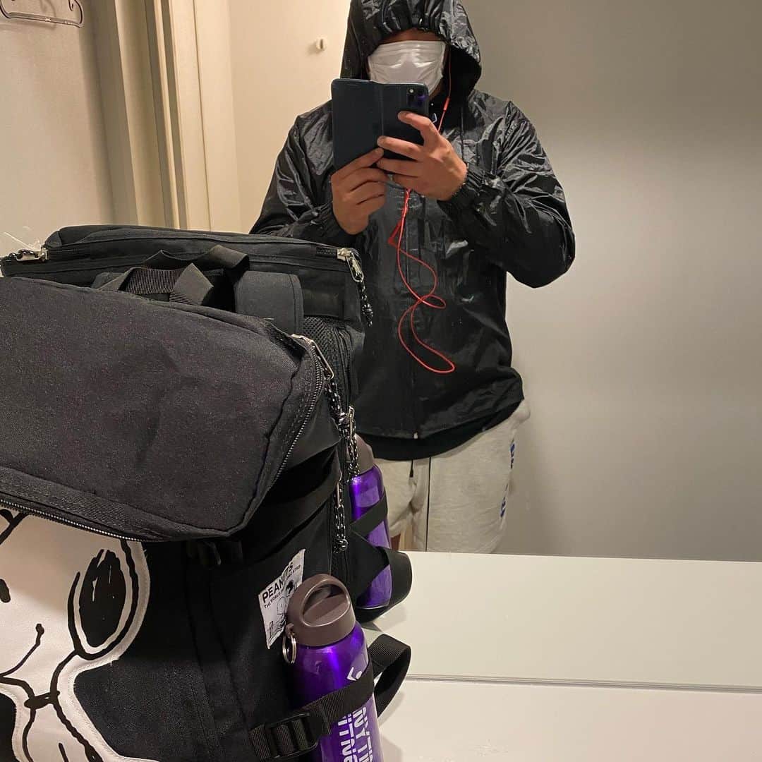 GOSAMARUのインスタグラム：「仕事前にトレーニング！！ この時間は人が多いですね。 久々にサウナスーツ着て走ったらやばしです😅 恐ろしい程にスウェット💦が出ました(笑) #エニタイムフィットネス  #rd_pw #琉ドラ  また、解除後に加圧トレーニングも出来たらな！！ 言われる前に先に！ 決して変質者では無い！」