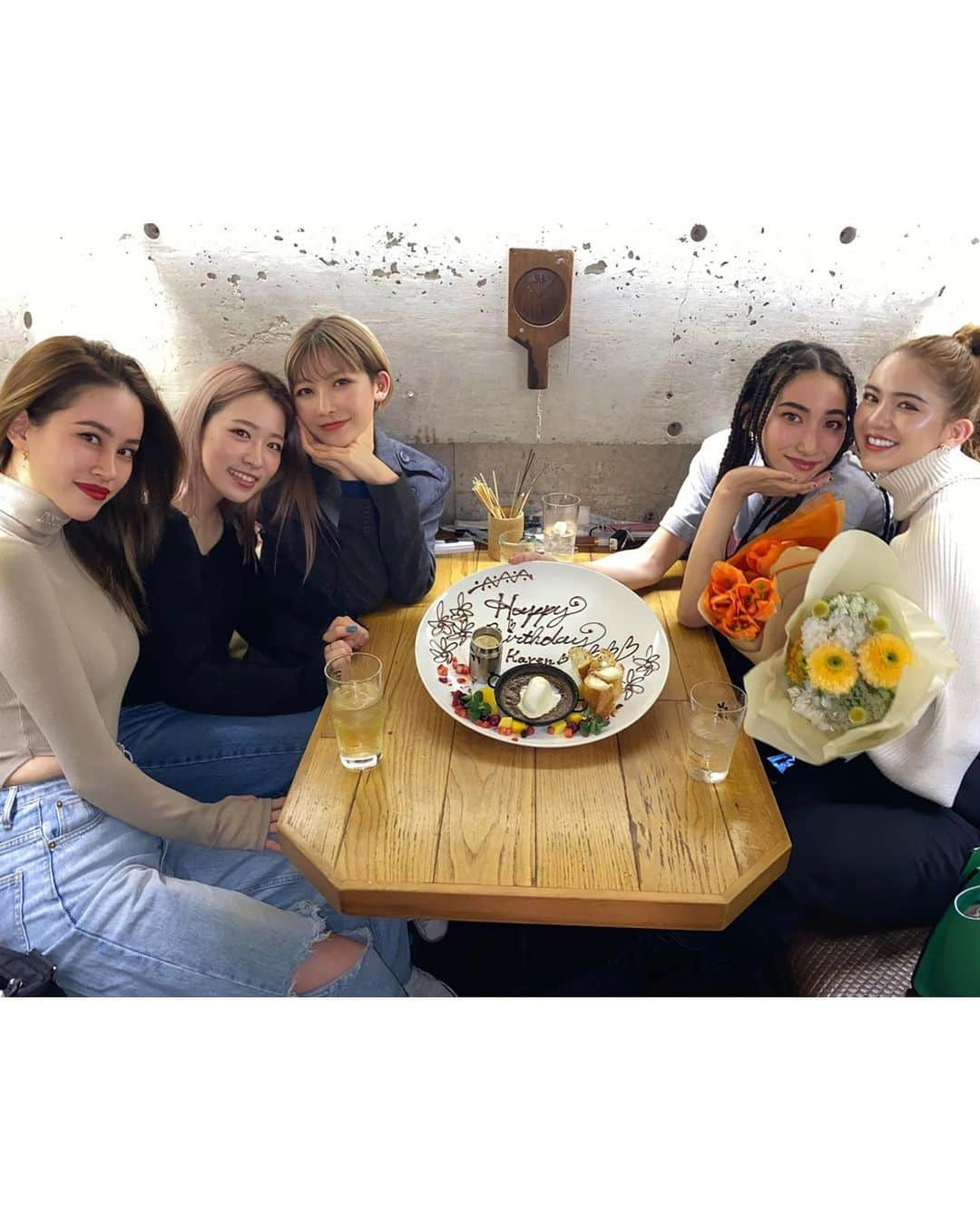 カレンさんのインスタグラム写真 - (カレンInstagram)「うれしい😭❣️ お花もありがとう💐☺️ 幸せ🥲💭  大好きな さくちゃんの 鼻に指突っ込んでも笑ってくれる🥺w 僕の大好きな ハンチちゃんが 撮ってくれた写真📸💕 @hanjji   誕生日くらいしか こんなにたくさんの方々から 連絡頂けたりできないと思うので、 幸せ噛み締めてます🥰🥲✨✨✨  #love #bff #ありがとう」2月22日 15時41分 - cjd_karen