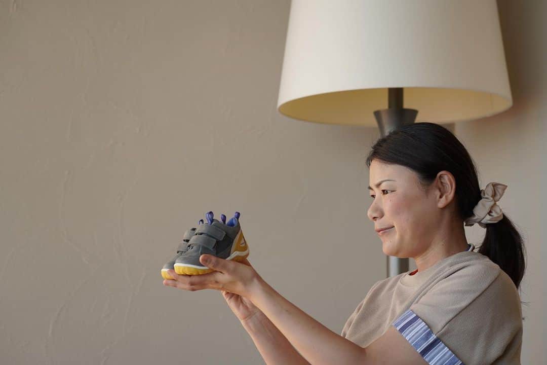 横峯さくらのインスタグラム：「家に帰ってきて２週間、だいぶ子どものいる生活にも慣れてきました😊  皆さんはファーストシューズってどんなタイミングで買いましたか？👟 私は妊娠６ヶ月頃にファーストシューズを買って、お守りがわりにずっと家に飾っていました🍀 私のゴルフシューズと一緒のeccoのキッズシューズです👶 @eccojapan  これを履いて一緒にお散歩できるようになる日が楽しみだな〜☺️  #ecco #eccoshoes #ゴルフシューズ #キッズシューズ #子ども #女子ゴルフ #女子ゴルファー #ファーストシューズ #firstshoes #靴 #シューズ」