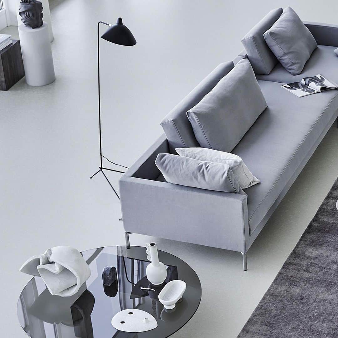 eilersenのインスタグラム：「The back and armrest are only 7 cm wide and almost seem to have the style of a folded plate that is thin and light, yet still strong enough to be the base for a sofa lounge. ⁠⁠ •⁠⁠ •⁠⁠ •⁠⁠ #eilersen #plano #eilersenfurniture #myeilersen #interiordesign #homedecor #sofa #danishdesign #inredning #finahem #interiorlovers #interiordesign #modernliving #minimalism #nordiskehjem #nordicinspiration #nordicliving #craftsmanship #luxurylifestyle #boligindretning #designinterior #livingroominspo #boliginspiration #softminimalism #hemindredning #schönerwohnen #nordicminimalism」