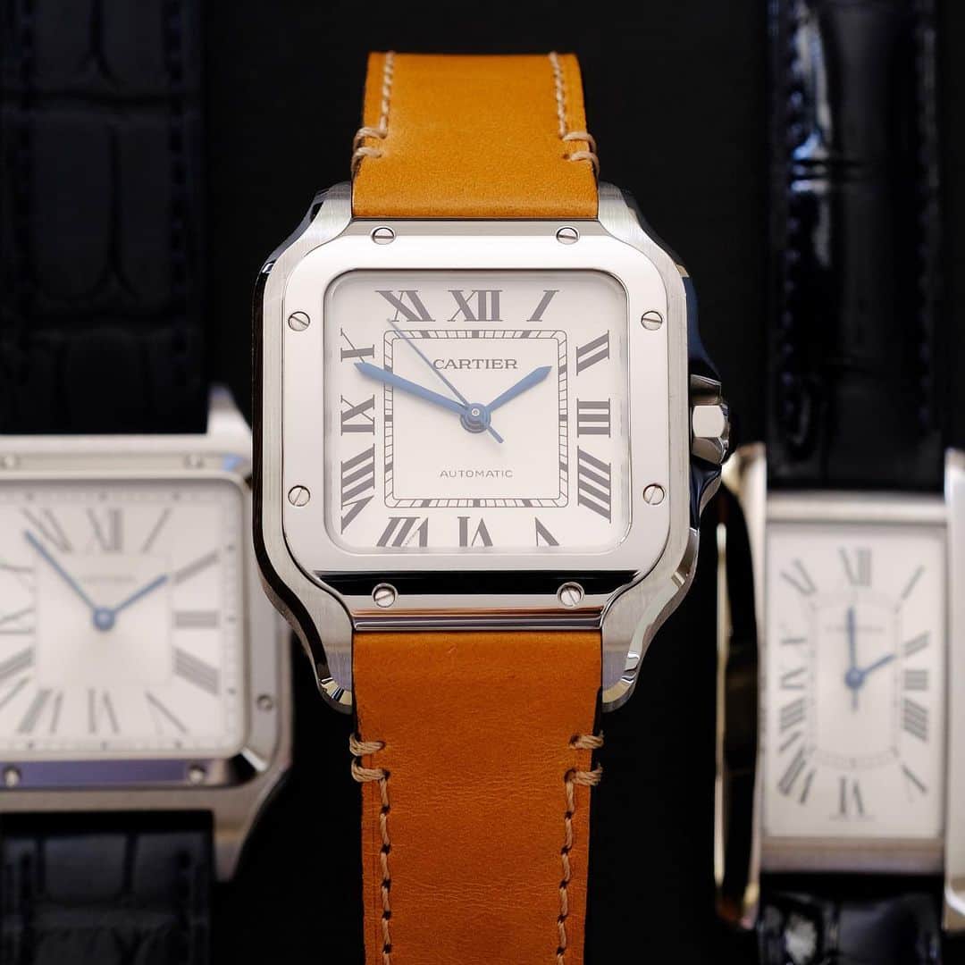 WATCHMANIAのインスタグラム：「Well proportioned medium size Cartier Santos with quick strap change mechanism. You can read my review from last year, link in bio.  #chasingcartier #cartier #cartierwatch #cartierwatches #santos #cartiersantos #maisoncartier #watchmania」