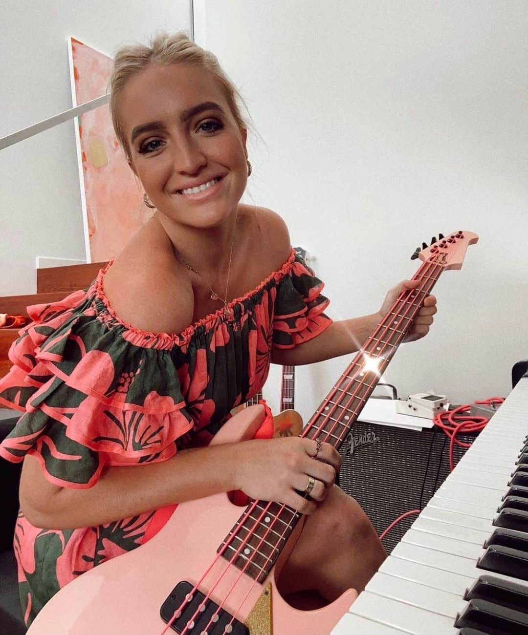 シェパードのインスタグラム：「Emma looking just a tad excited about the fact there are only 4 more sleeps left till the album launch. Only a few 🎫’s left! Head to our link in bio so you don’t miss out. 💜」
