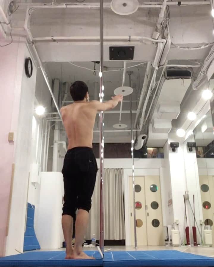 のインスタグラム：「打ち込み🤾‍♂️💫 . . . . . .  #dance #dancer #performance #performer #training #workout #sport #practice #studio #gym #noa #fitness #flexiblility #strength #bendy #muscle #balance #handbalance #japan #japanese #tokyo #東京 #roppongi #六本木 #polish #ポールダンス #ダンス #トレーニング #ポールダンサー」